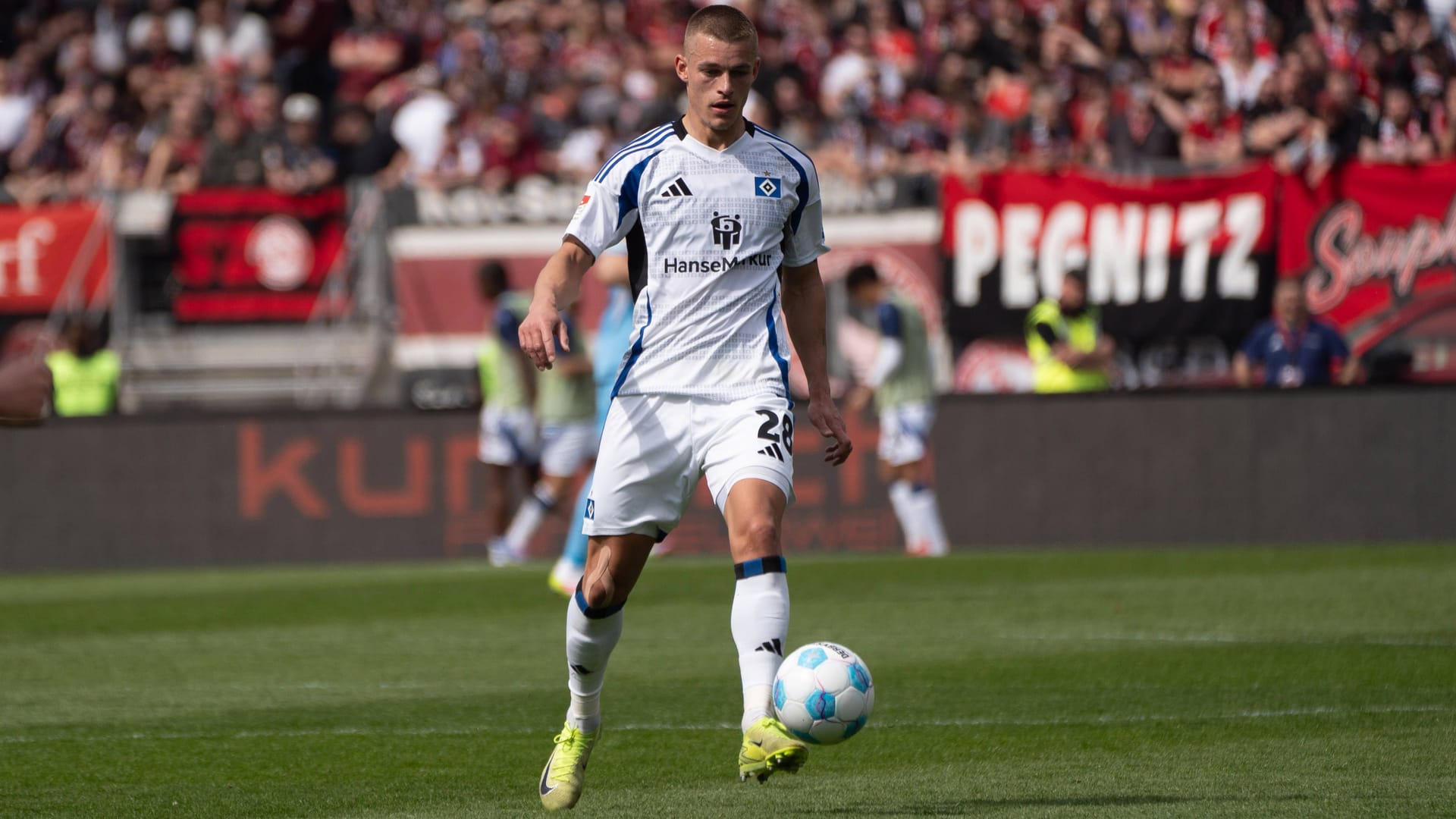 Miro Muheim am Ball (Archivbild): Der HSV-Profi aus der Schweiz hat am Mittwoch erstmals wieder vollständig mit dem Team trainiert.
