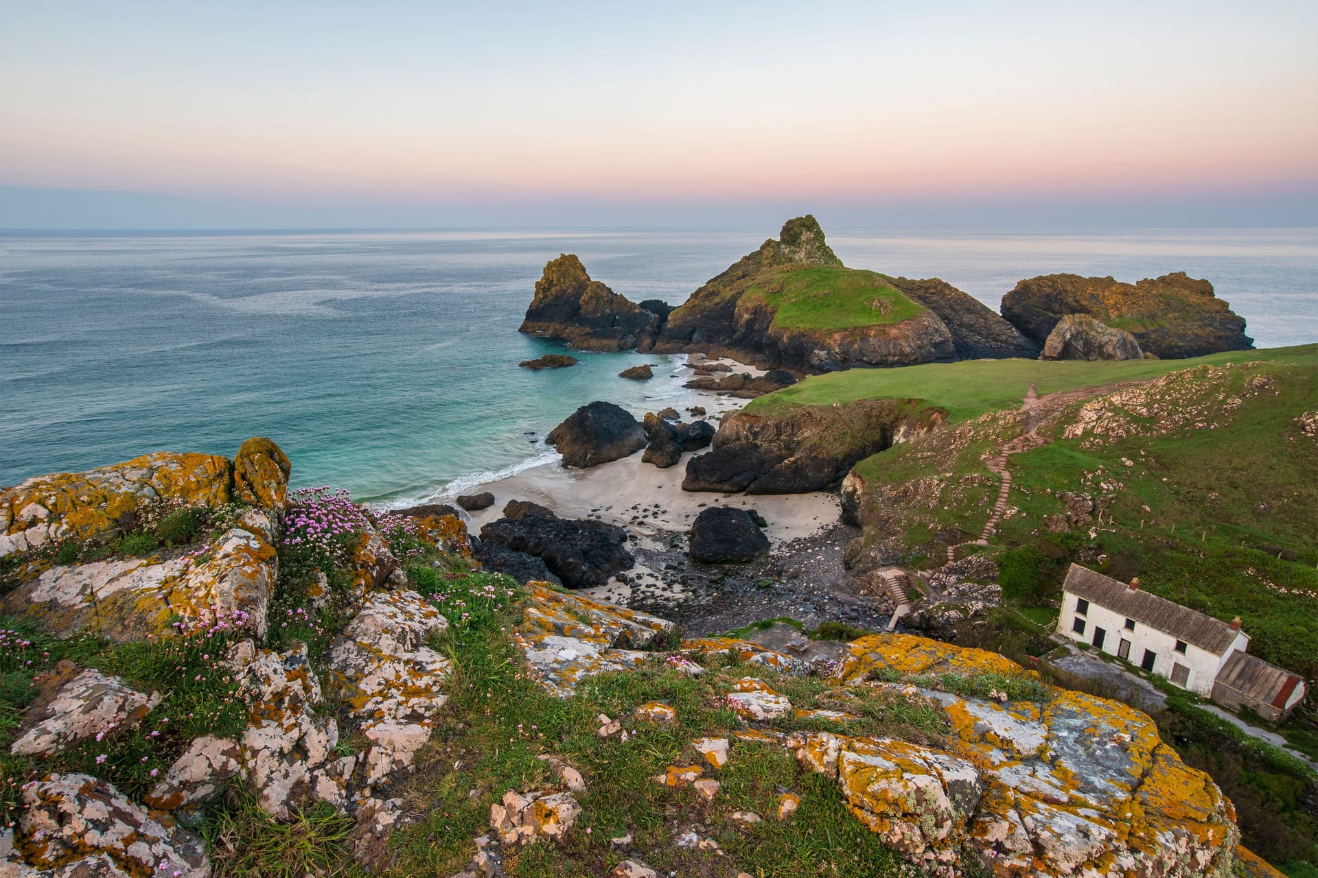 Cornwall, England: Der Strand von Kynance Cove versprüht mit seinen schroffen Felsen eine wilde Romantik.