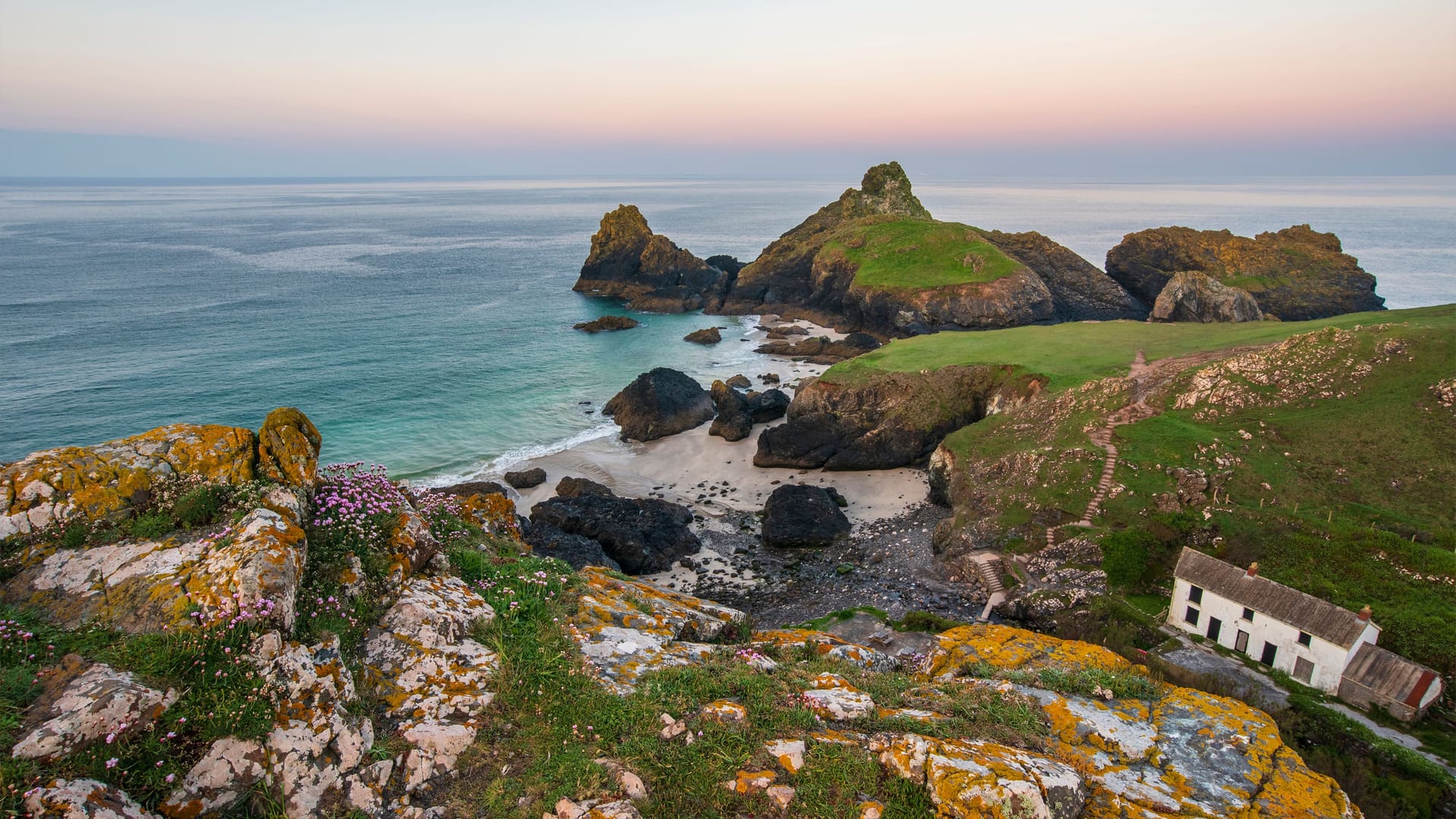 Cornwall, England: Der Strand von Kynance Cove versprüht mit seinen schroffen Felsen eine wilde Romantik.
