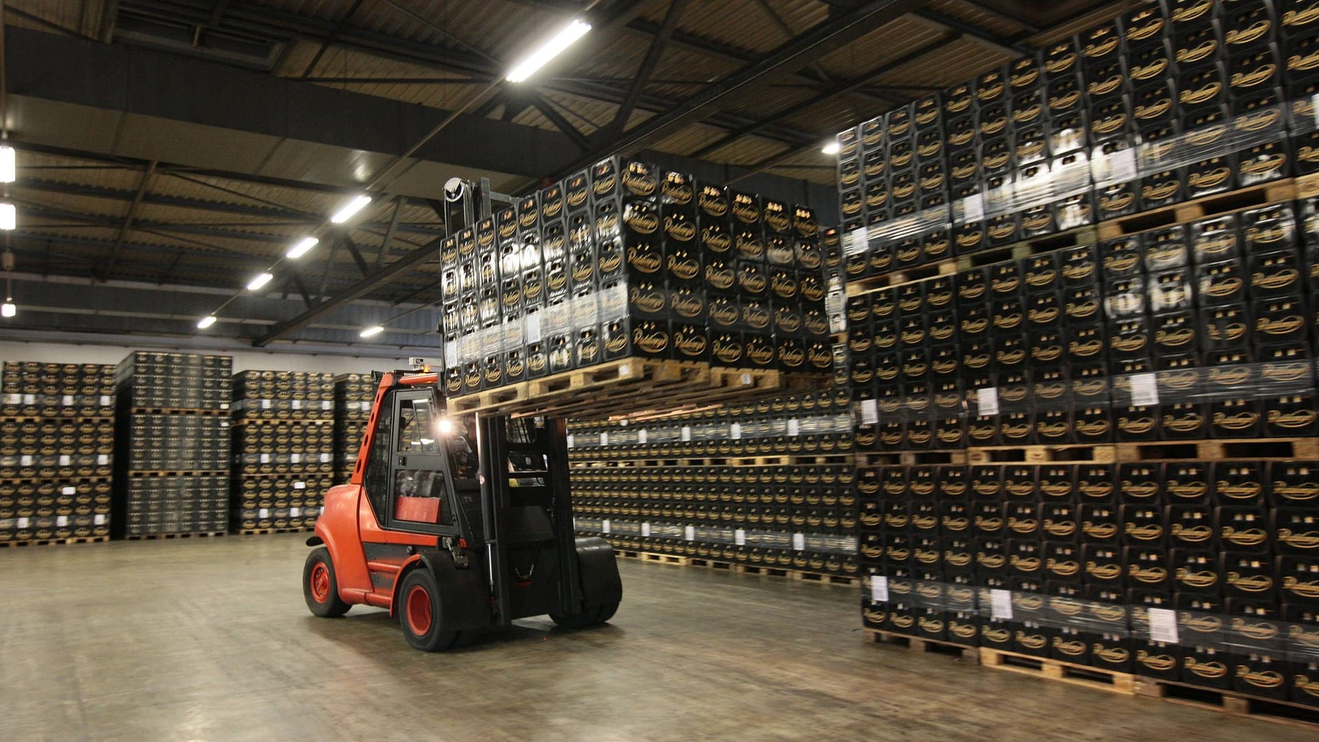 Gabelstapler transportiert Bierkästen in einer Lagerhalle der Radeberger-Brauerei in Radeberg (Archivbild): Die Brauerei wird am Donnerstag bestreikt.