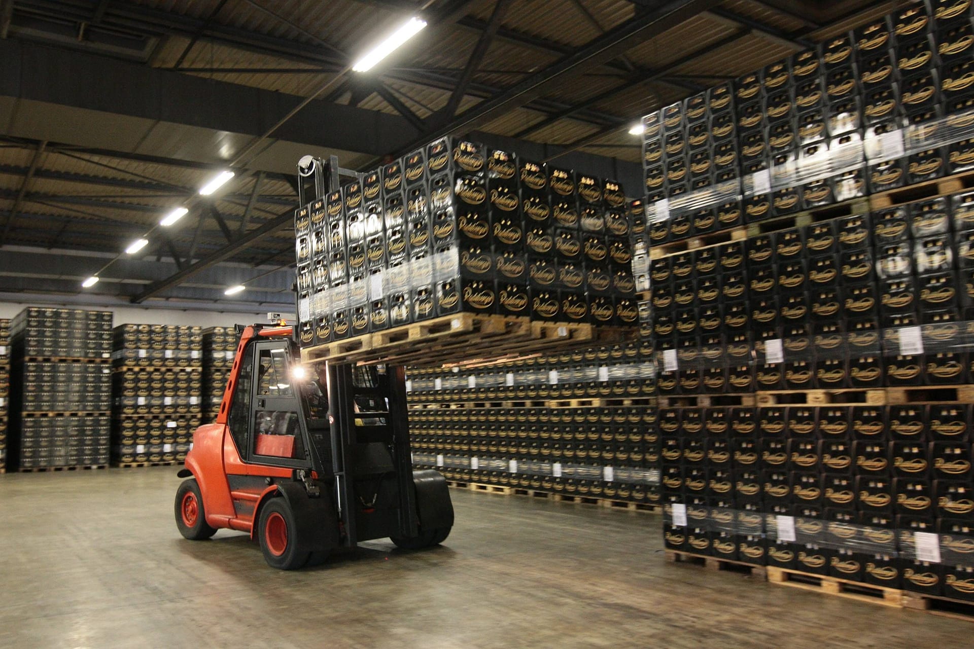 Gabelstapler transportiert Bierkästen in einer Lagerhalle der Radeberger-Brauerei in Radeberg (Archivbild): Die Brauerei wird am Donnerstag bestreikt.