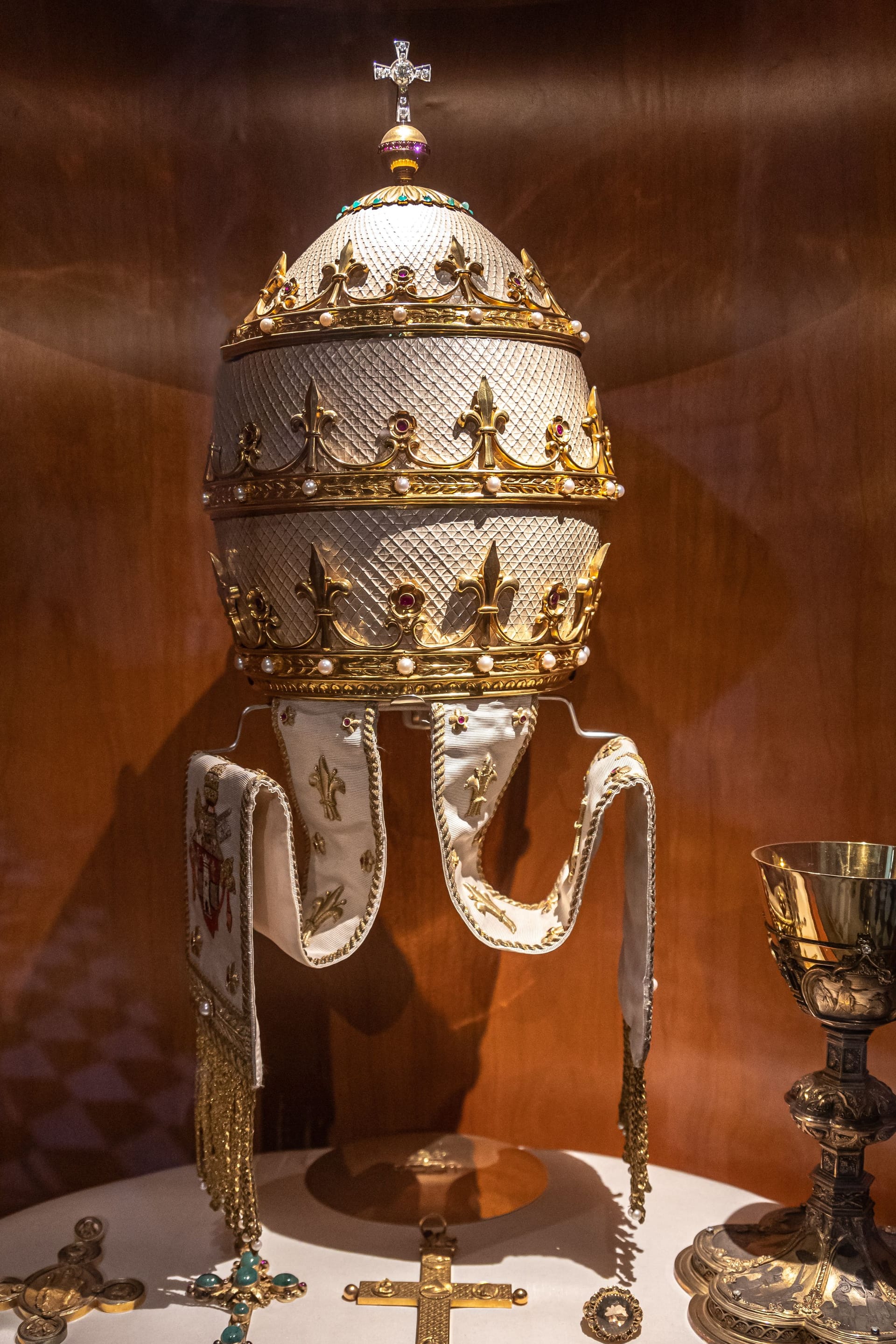 Die Tiara des Papstes John XXIII wird in der Kathedrale in Bergamo ausgestellt.