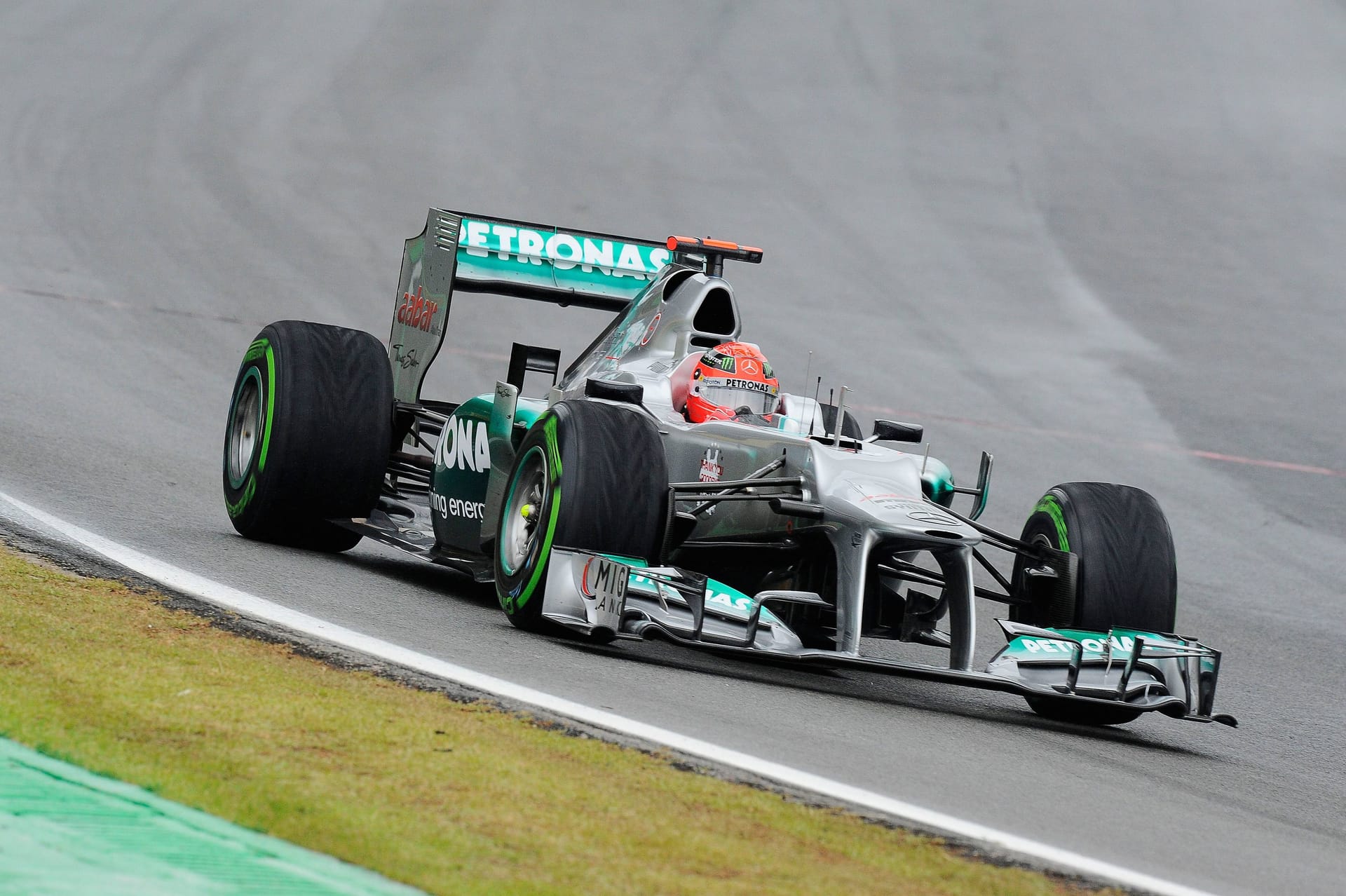 Doch bei Mercedes läuft es nicht wie erhofft, der "Silberpfeil" ist einfach nicht schnell genug. Nur einen Podestplatz konnte Schumacher in drei Saisons für Mercedes erringen. In jeder der drei Saisons unterlag er Nico Rosberg im teaminternen Duell. Am Ende der Saison 2012 beendete er seine Karriere endgültig. Doch bei Mercedes läuft es nicht wie erhofft, der "Silberpfeil" ist einfach nicht schnell genug. Nur einen Podestplatz konnte Schumacher in drei Saisons für Mercedes erringen. In jeder der drei Saisons unterlag er Nico Rosberg im teaminternen Duell. Am Ende der Saison 2012 beendete er seine Karriere endgültig.