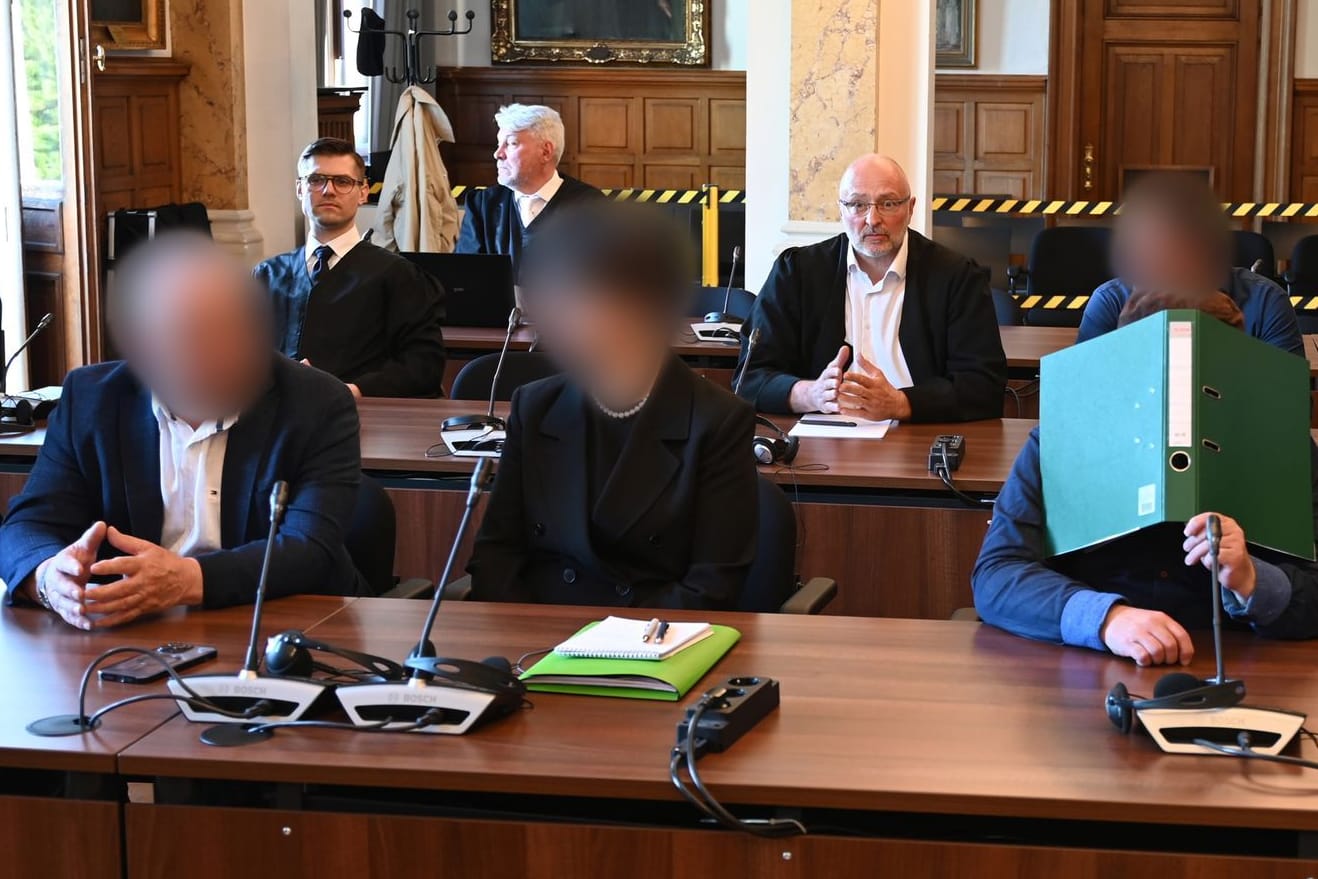 Die Angeklagten (vorne links, Mitte und hinten rechts): Ihnen wird unter anderem gemeinschaftlicher und gewerbsmäßiger Betrug in besonders schwerem Fall vorgeworfen.