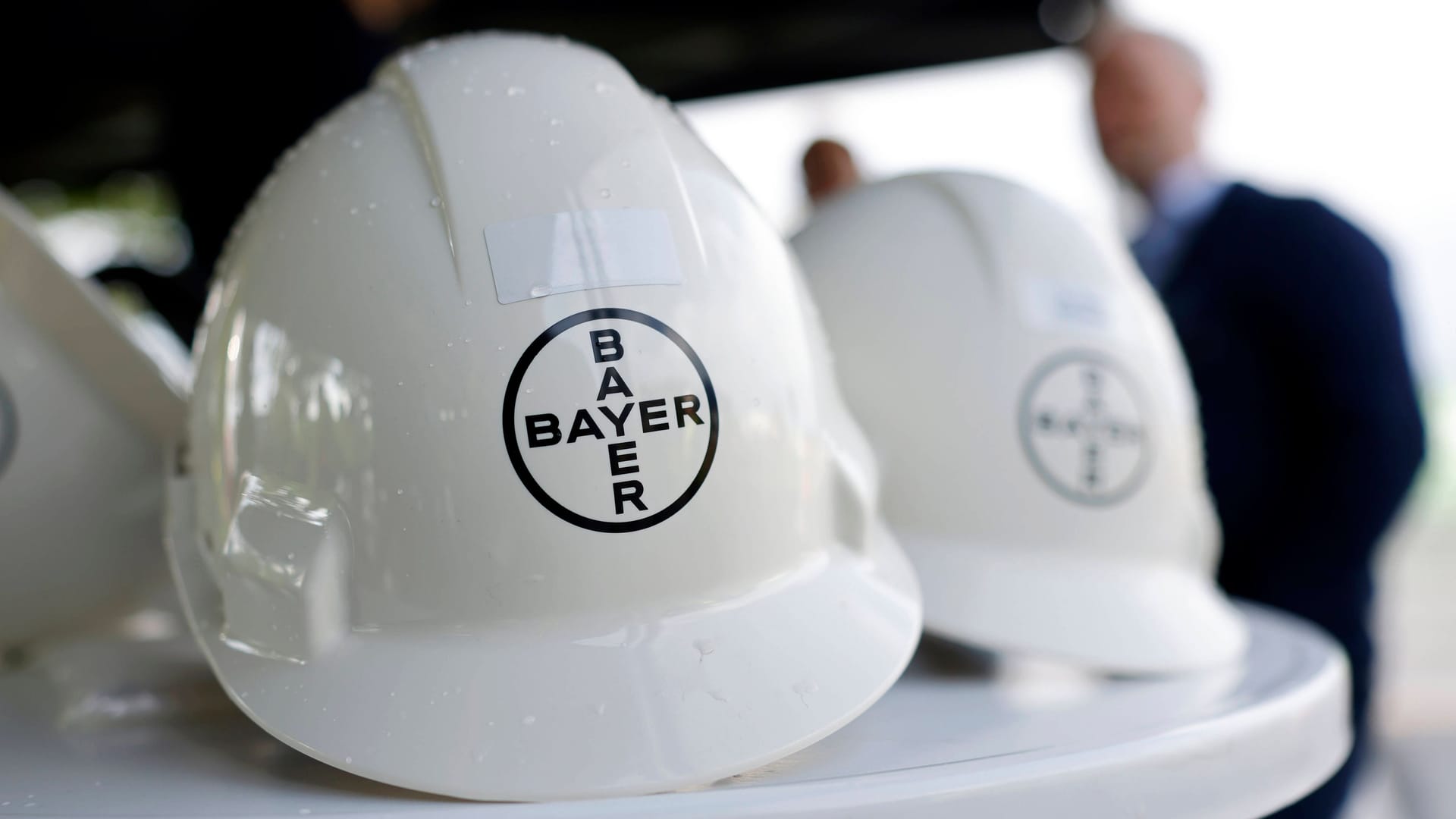 Das Logo der Bayer AG an einem Helm: Bayer-Aktionäre müssen äußerst resilient sein.