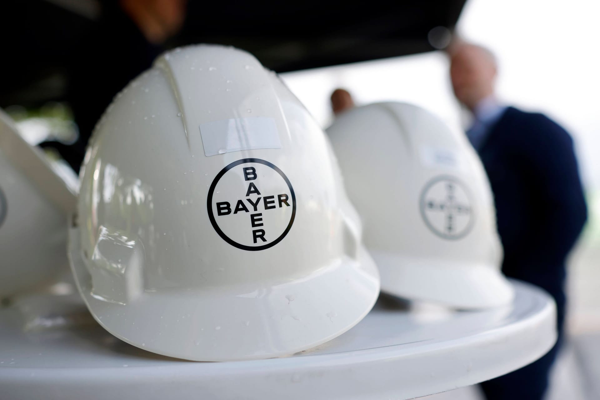 Das Logo der Bayer AG an einem Helm: Bayer-Aktionäre müssen äußerst resilient sein.
