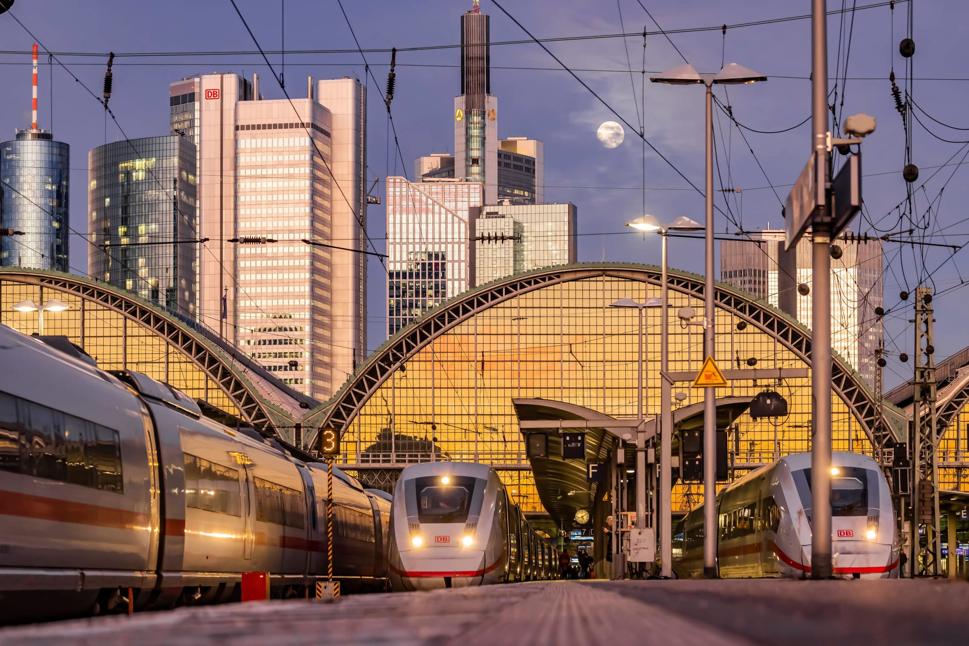 ICE-Züge am Frankfurter Hauptbahnhof (Archivbild): Richtung Rheinland ging stundenlnag nichts.