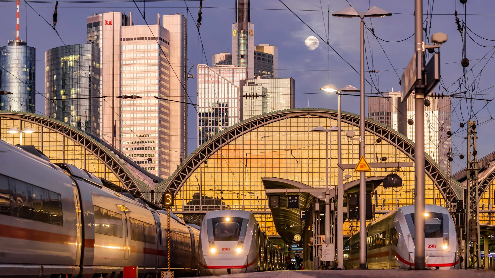 ICE-Züge am Frankfurter Hauptbahnhof (Archivbild): Richtung Rheinland ging stundenlnag nichts. ICE-Züge am Frankfurter Hauptbahnhof (Archivbild): Richtung Rheinland ging stundenlnag nichts.
