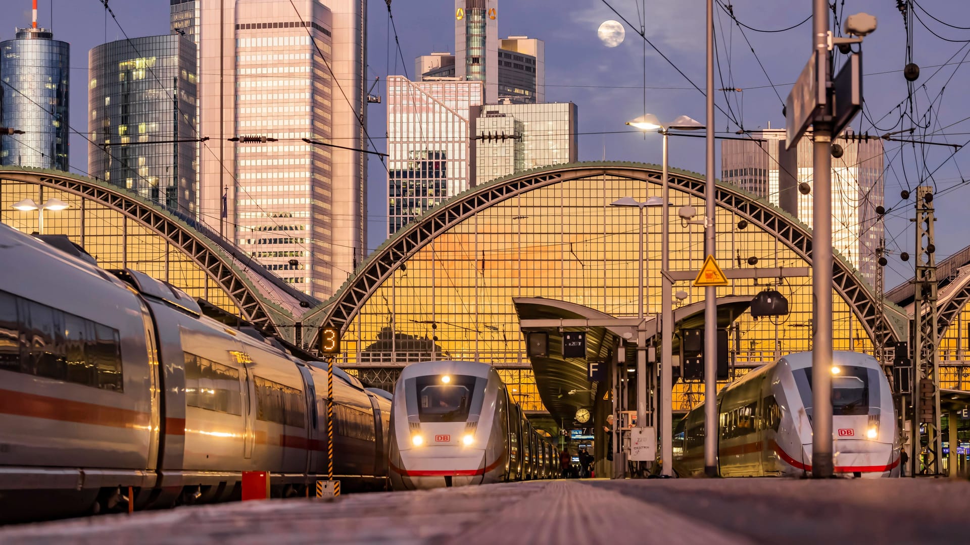 ICE-Züge am Frankfurter Hauptbahnhof (Archivbild): Richtung Rheinland ging stundenlnag nichts.