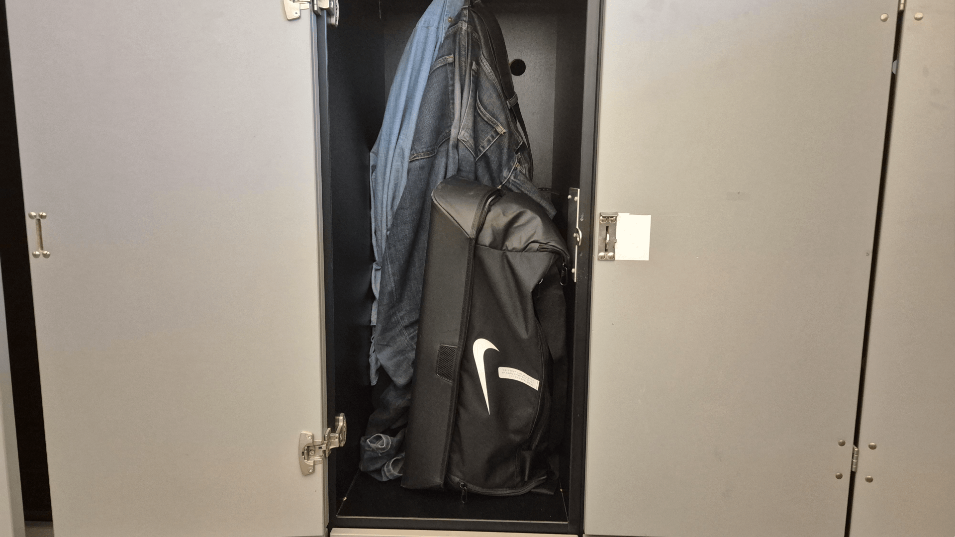 Dank des festen Bodens steht die Tasche im Spind problemlos hochkant.