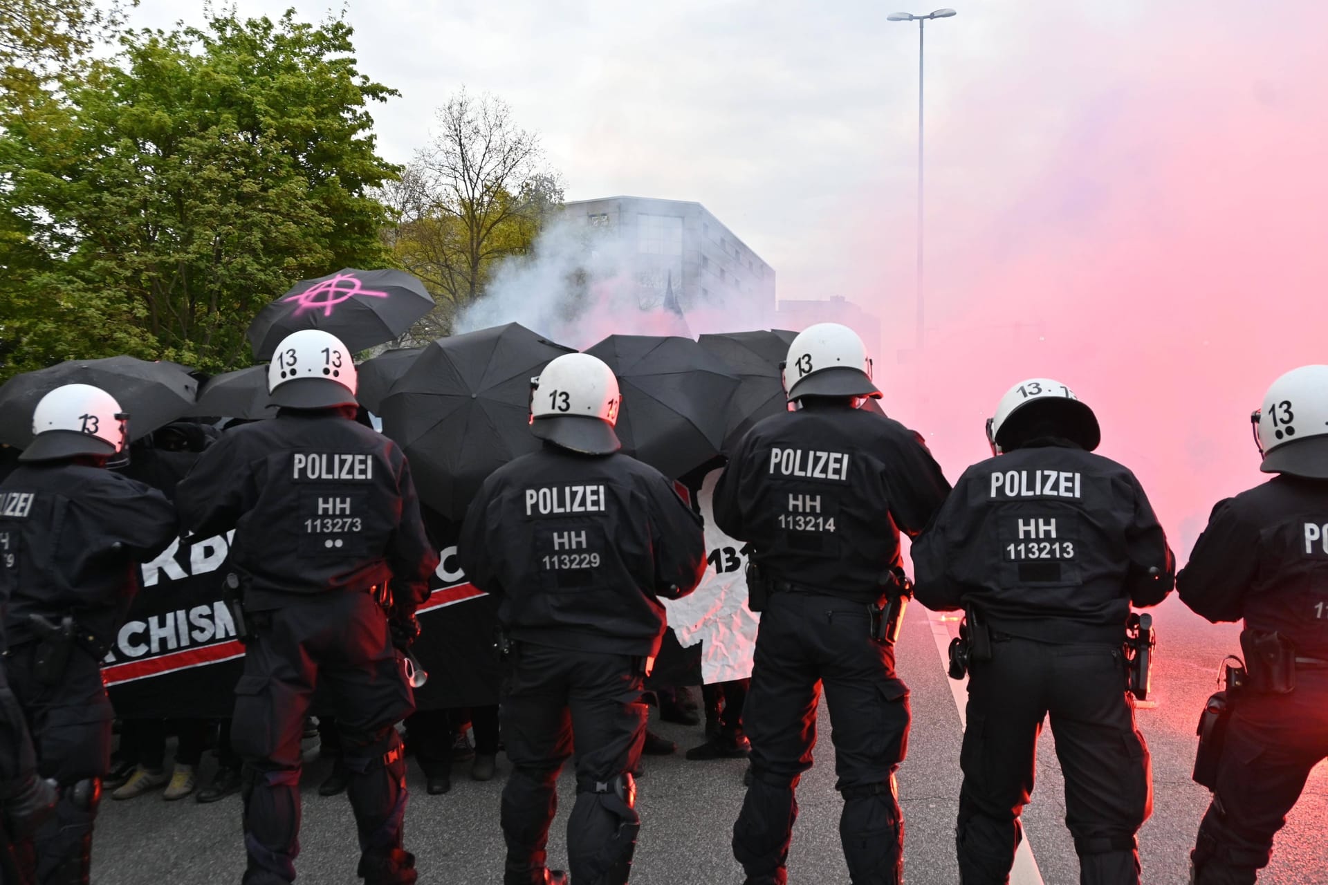 Polizei-Aufgebot bei einer Demonstration am 1. Mai (Archivbild): Auch in diesem Jahr werden die Aufzüge mit starken Kräften begleitet.