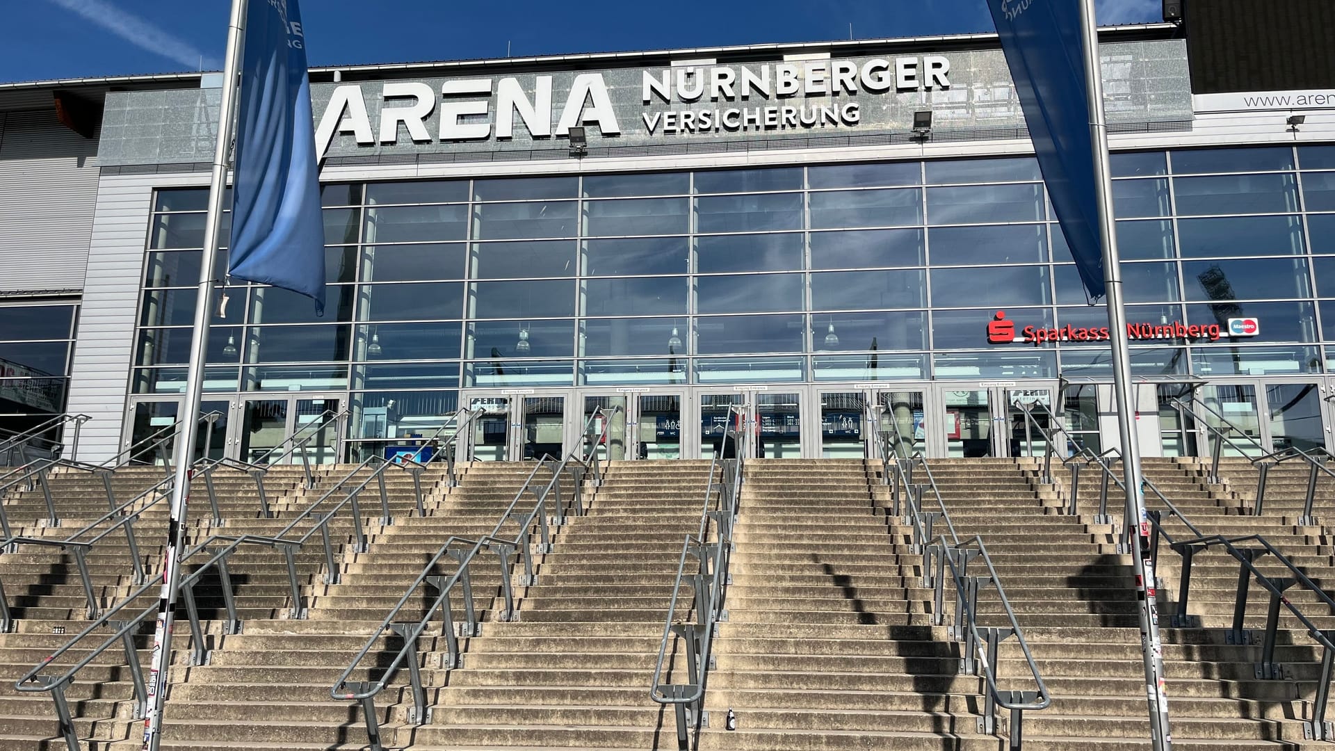 Die Arena: Noch prangt das Logo des Versicherers auf der Mehrzweckhalle.