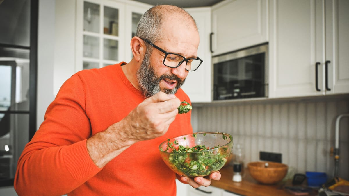 Krebs-Anzeichen beim Abendessen: Diese 3 Symptome sollten Sie kennen