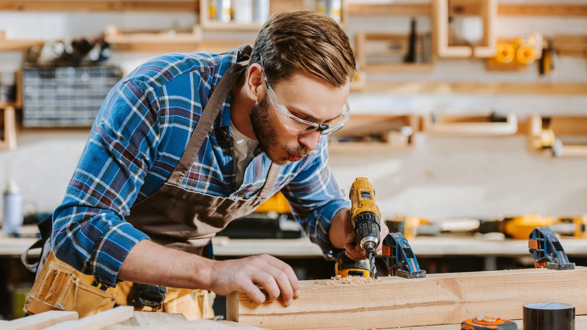 Handwerker arbeitet in seiner eigenen Schreinerei.