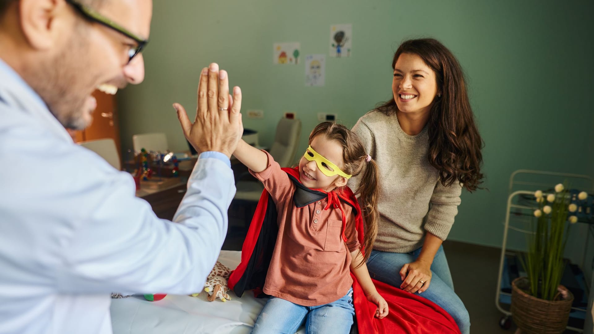 Familienvater gibt seiner Tochter ein "High-five"
