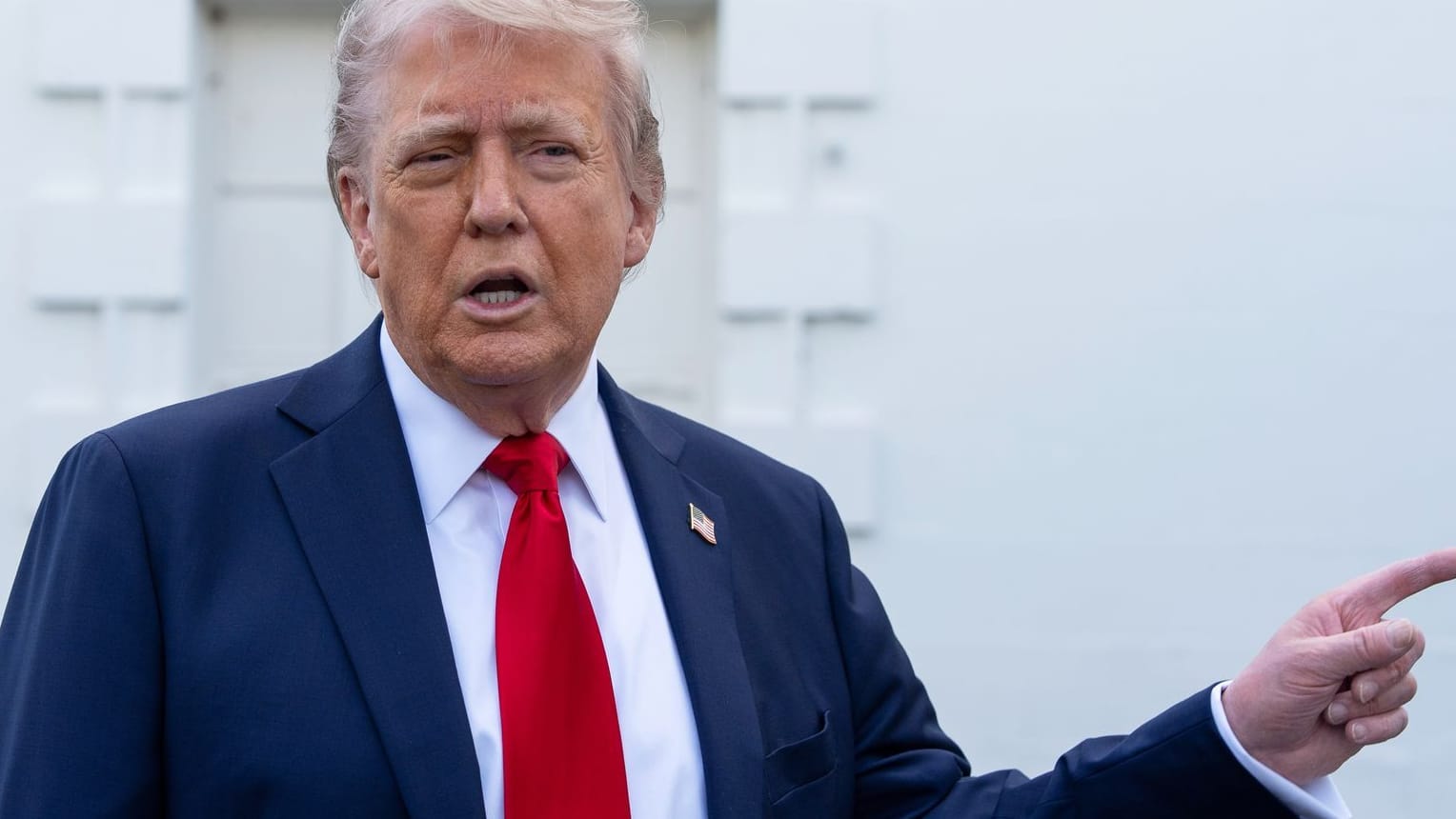 Trump richtet sich an den russischen Diktator Putin. Trump richtet sich an den russischen Diktator Putin.