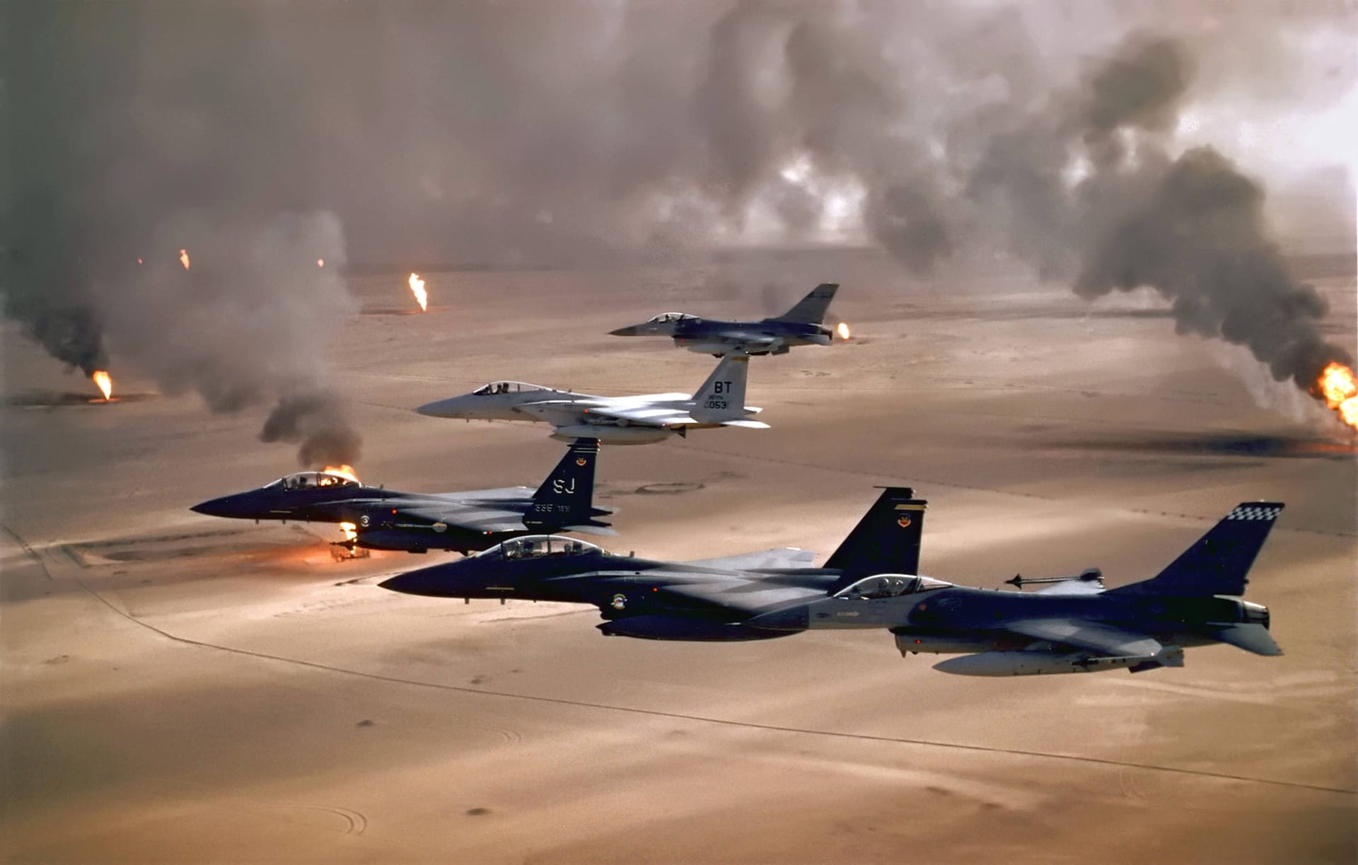US-Kampfjets im Anflug auf den Irak: Unten kuwaitische Ölfelder, die von Saddam Husseins Armee angezündet wurden.