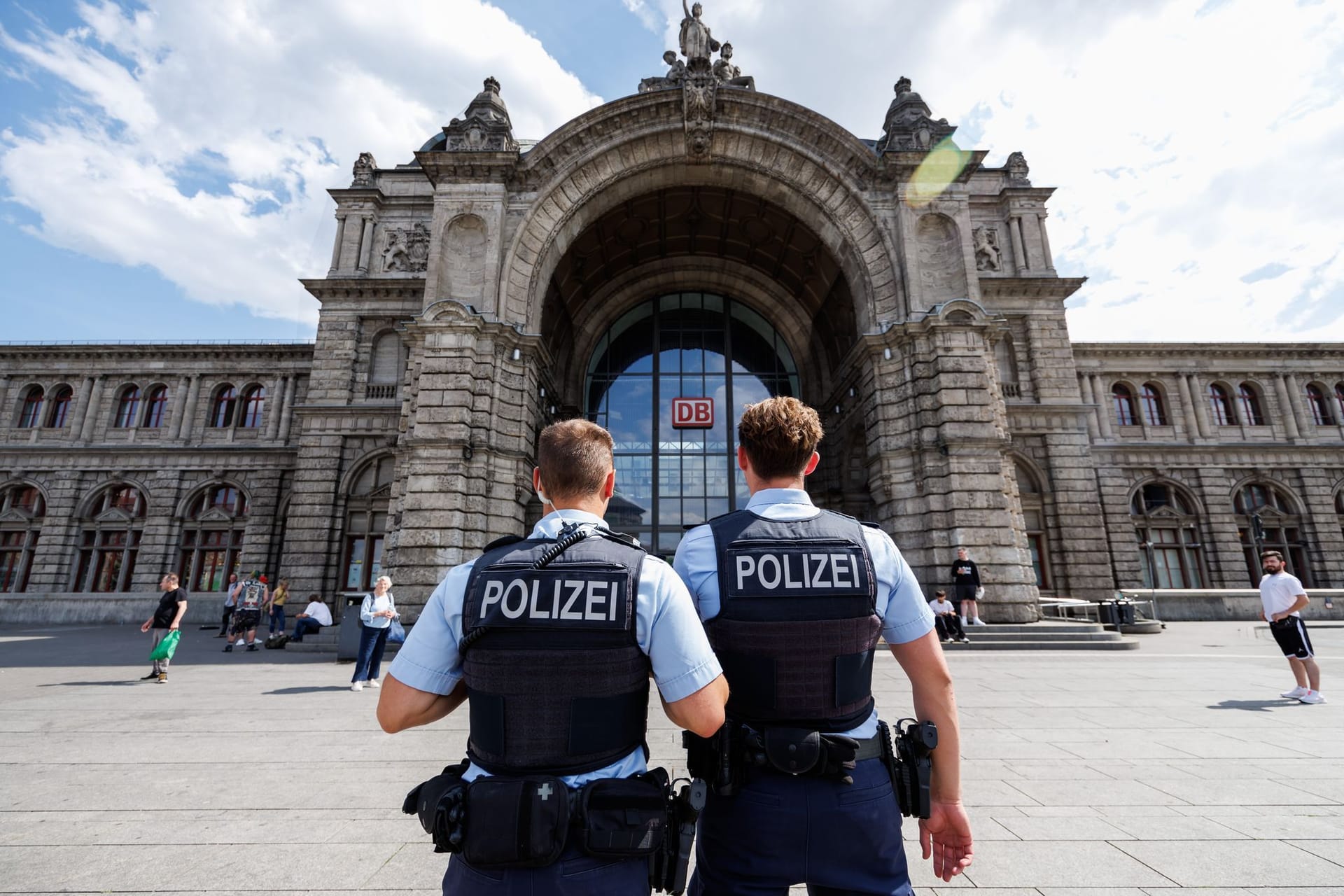 Beamte der Bundespolizei vor dem Nürnberger Hauptbahnhof (Archivbild): Der Verdächtige soll grundlos Passanten attackiert haben.