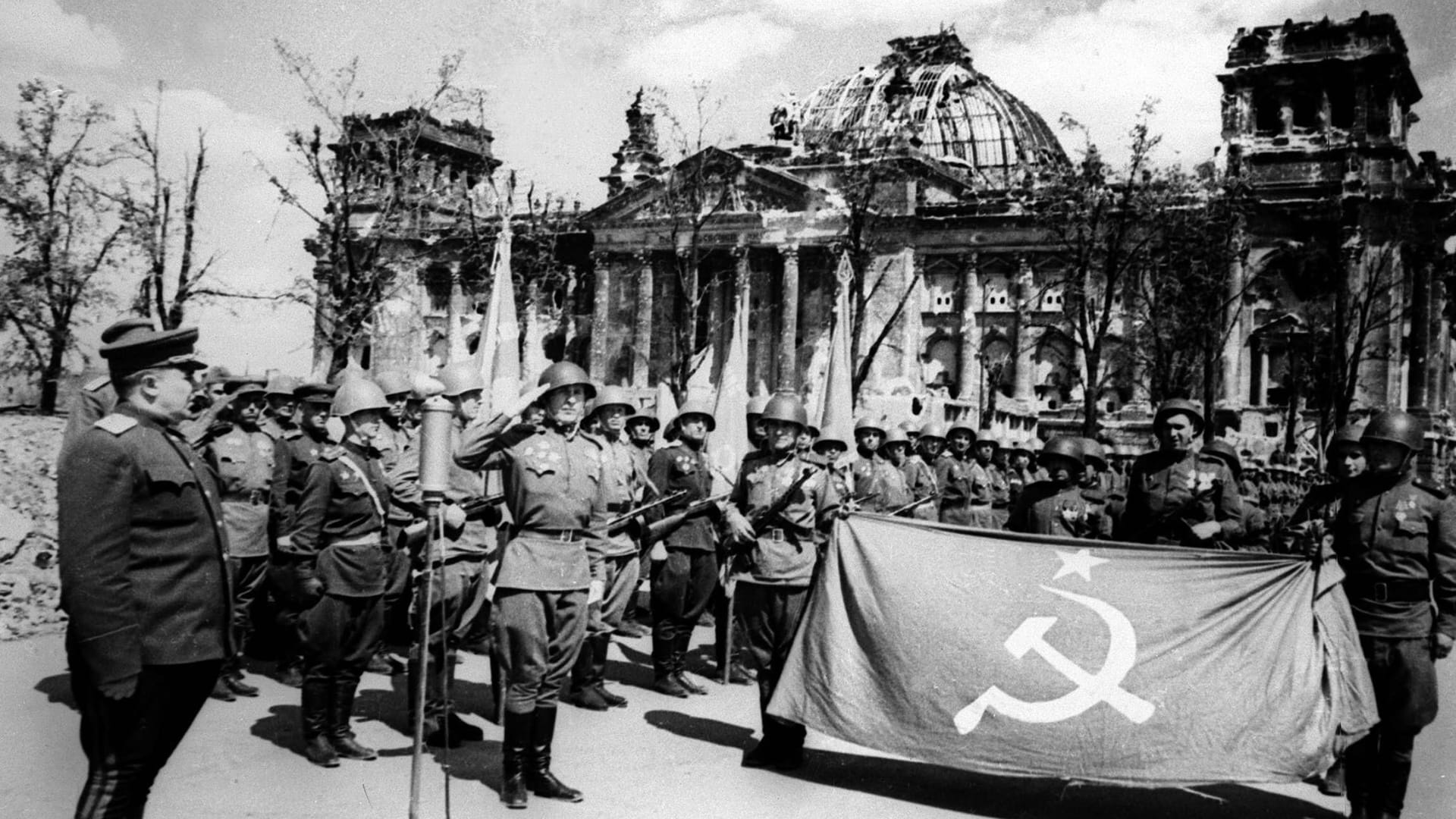 Sowjetische Soldaten vor dem Reichstag im Mai 1945: Am Gedenken zum 80. Jahrestag des Kriegsendes sollen keine russischen und belarussischen Vertreter teilnehmen. Sowjetische Soldaten vor dem Reichstag im Mai 1945: Am Gedenken zum 80. Jahrestag des Kriegsendes sollen keine russischen und belarussischen Vertreter teilnehmen.