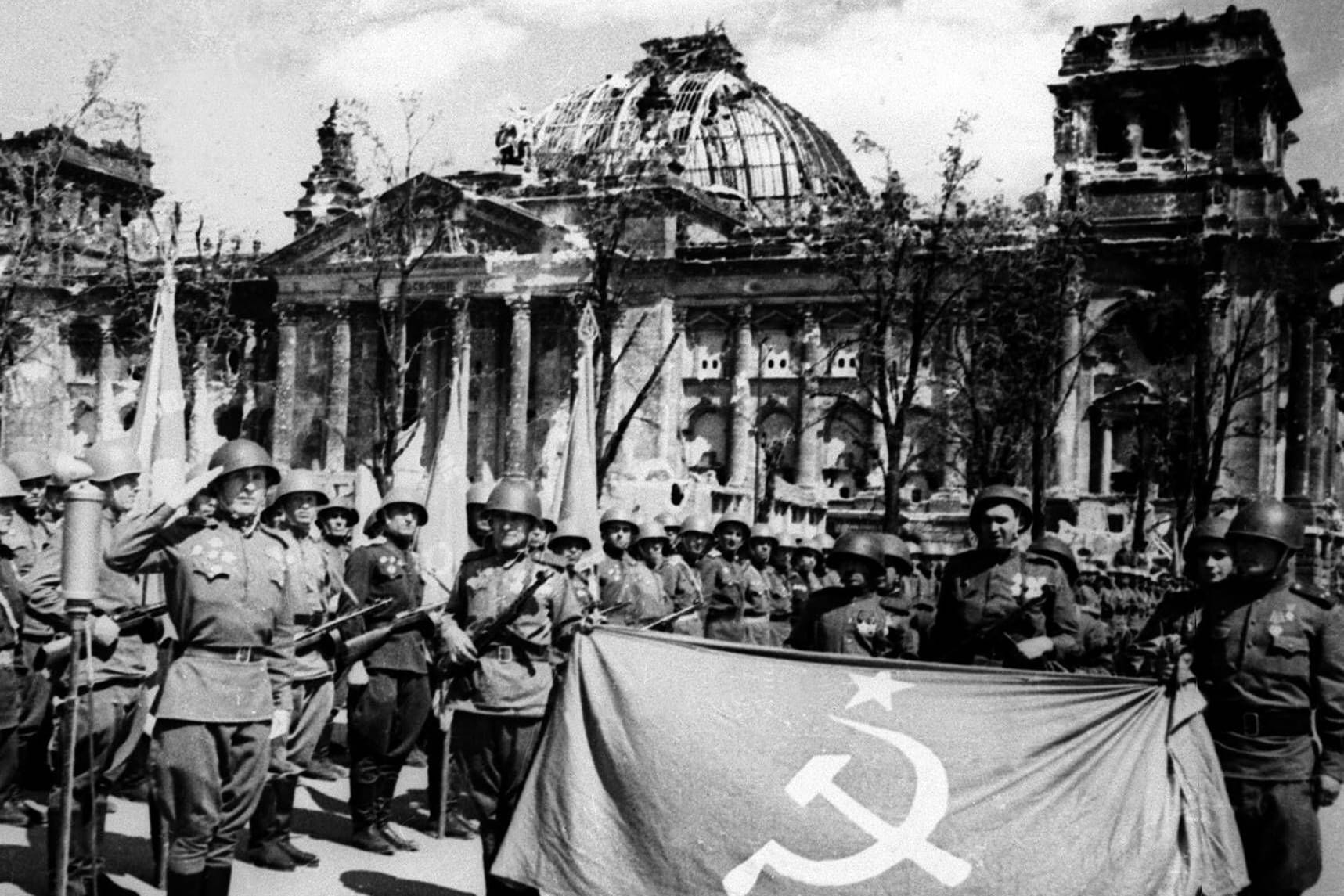 Soldaten der Roten Armee bei der Siegesparade am 9. Mai 1945 vor der Ruine des Reichstags