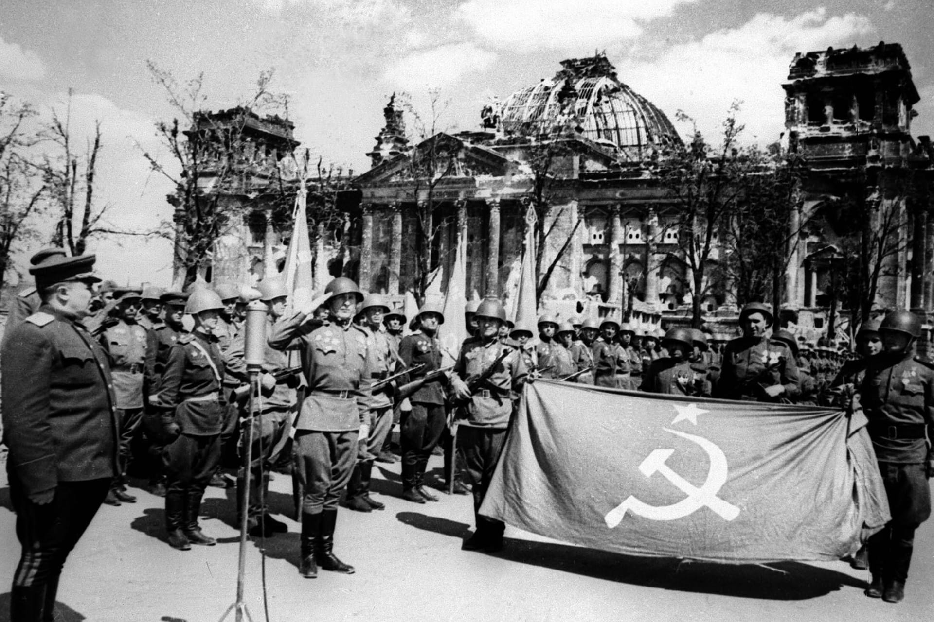 Sowjetische Soldaten vor dem Reichstag im Mai 1945: Am Gedenken zum 80. Jahrestag des Kriegsendes sollen keine russischen und belarussischen Vertreter teilnehmen.