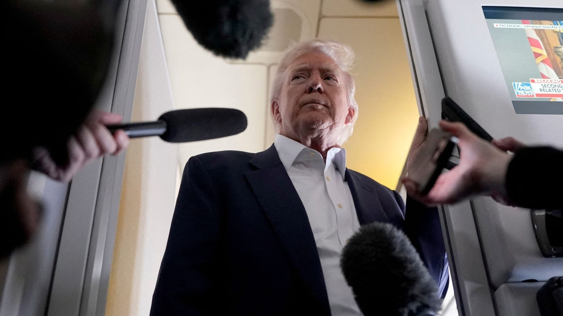 Donald Trump spricht an Bord der Präsidentenmaschine zu Journalisten.