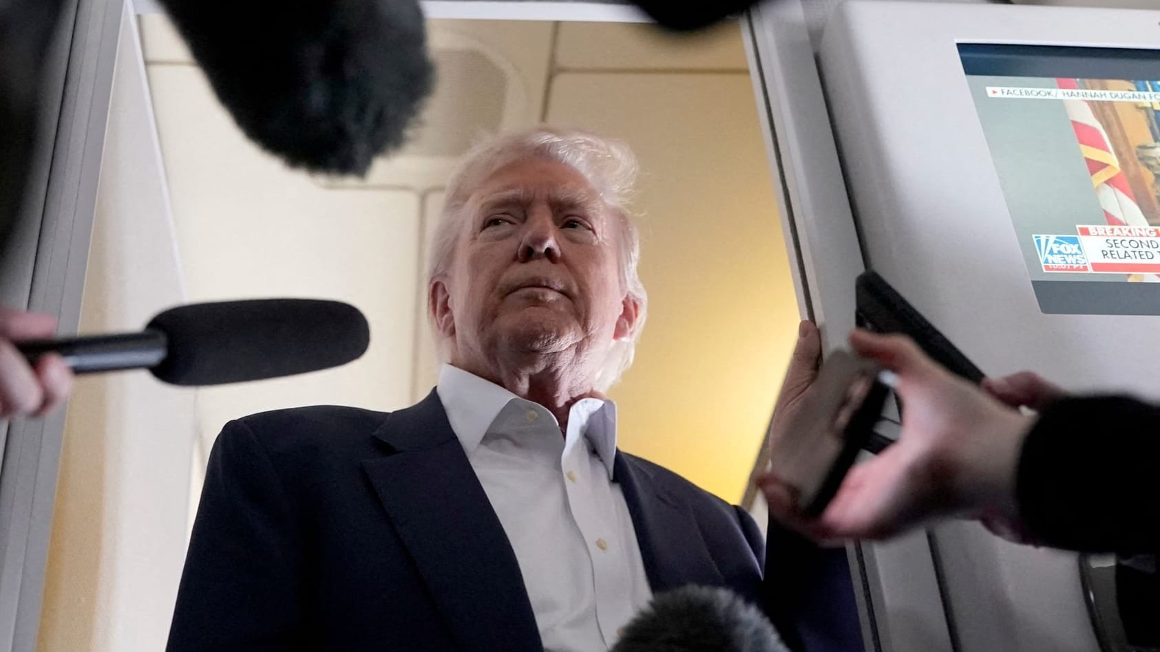 Donald Trump spricht an Bord der Präsidentenmaschine zu Journalisten (Archivbild): Die neue Maschine will er später an seine Stiftung spenden.