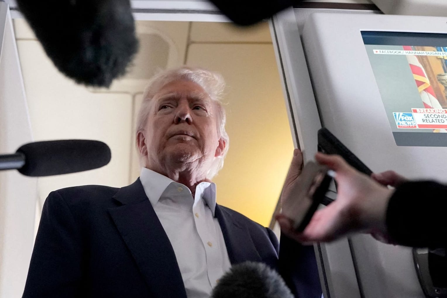 Donald Trump spricht an Bord der Präsidentenmaschine zu Journalisten (Archivbild): Die neue Maschine will er später an seine Stiftung spenden.