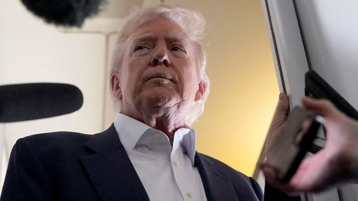 Donald Trump spricht an Bord der Präsidentenmaschine zu Journalisten (Archivbild): Die neue Maschine will er später an seine Stiftung spenden.