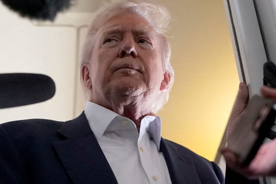 Donald Trump spricht an Bord der Präsidentenmaschine zu Journalisten (Archivbild): Die neue Maschine will er später an seine Stiftung spenden.