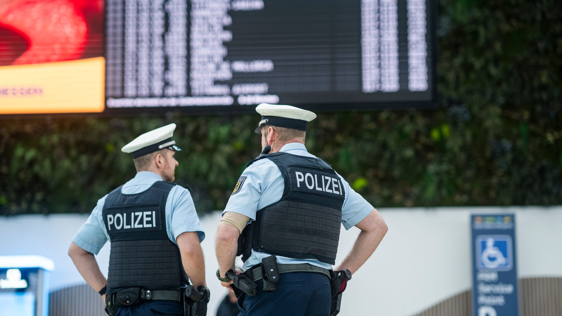 Zwei Beamte der Bundespolizei am Flughafen Köln/Bonn (Symbolbild): Gemeinsam mit dem Zoll stoppte die Polizei einen Reisenden am Airport. Zwei Beamte der Bundespolizei am Flughafen Köln/Bonn (Symbolbild): Gemeinsam mit dem Zoll stoppte die Polizei einen Reisenden am Airport.