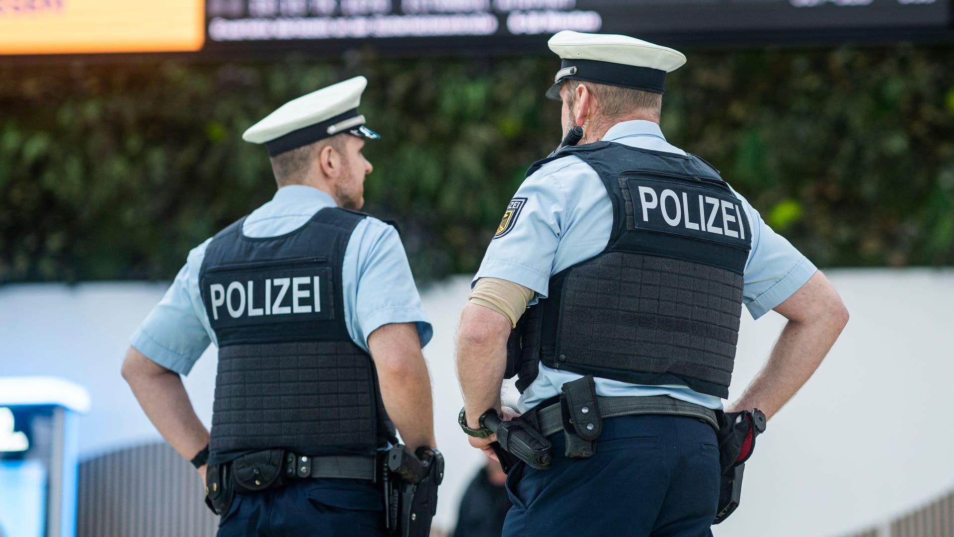 Zwei Beamte der Bundespolizei am Flughafen Köln/Bonn (Symbolbild): Gemeinsam mit dem Zoll stoppte die Polizei einen Reisenden am Airport. Zwei Beamte der Bundespolizei am Flughafen Köln/Bonn (Symbolbild): Gemeinsam mit dem Zoll stoppte die Polizei einen Reisenden am Airport.