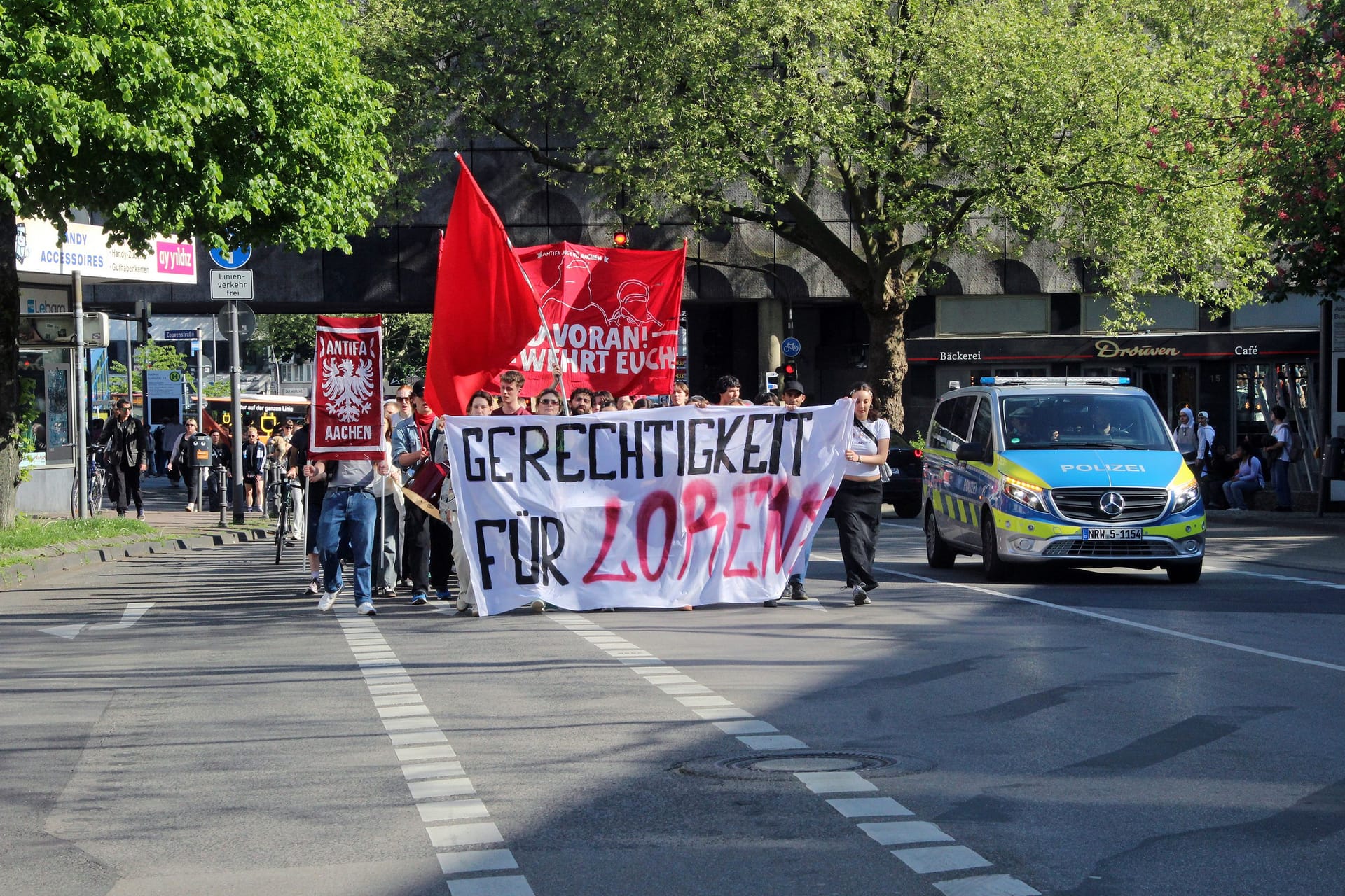 "Gerechtigkeit für Lorenz": Am Montag demonstrierten hunderte Menschen in Aachen.