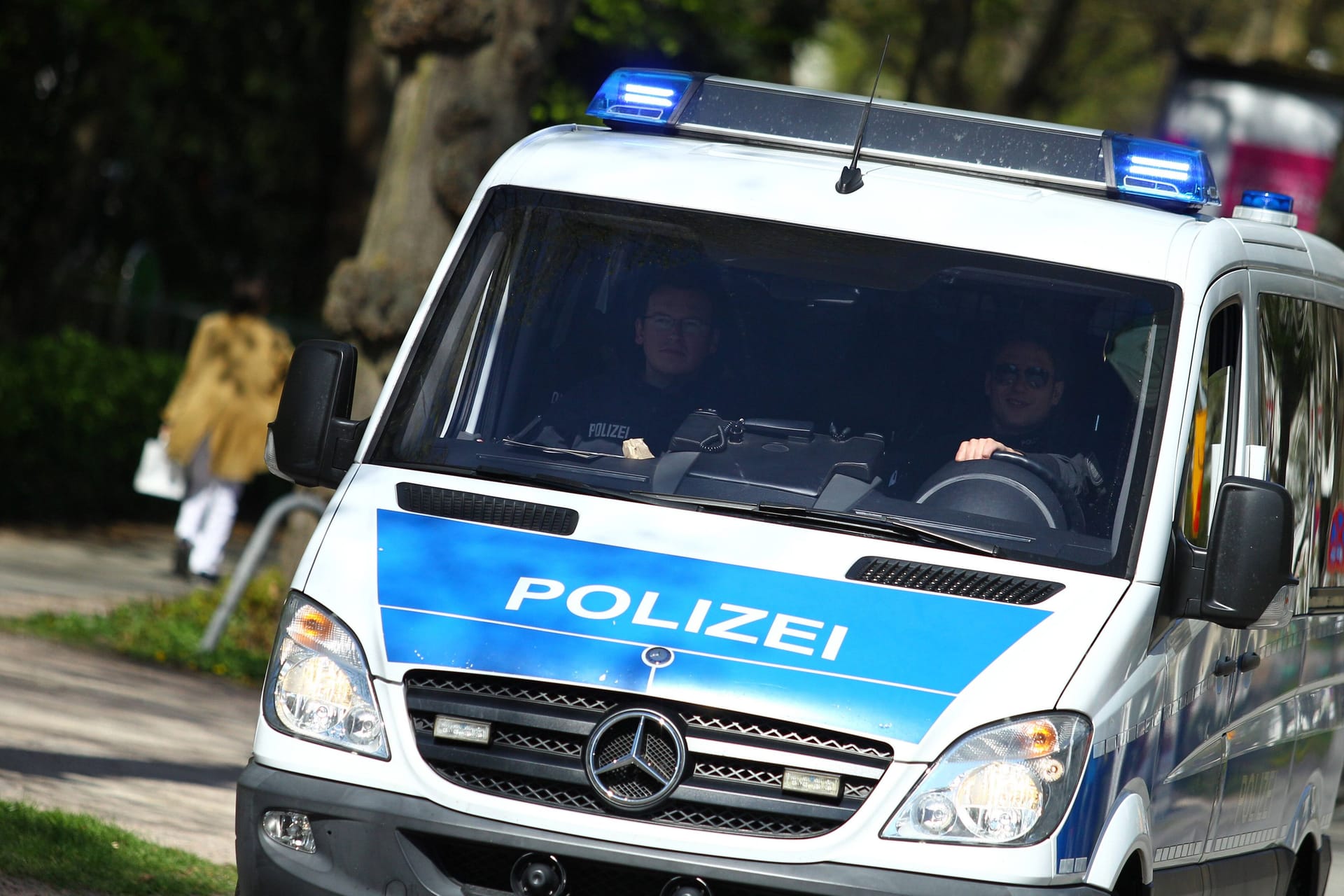 Ein Einsatzwagen der Polizei beim Haspa Marathon (Archivbild): Tausende Läufer sind in Hamburg unterwegs – Autofahrer müssen warten. Ein Einsatzwagen der Polizei beim Haspa Marathon (Archivbild): Tausende Läufer sind in Hamburg unterwegs – Autofahrer müssen warten.