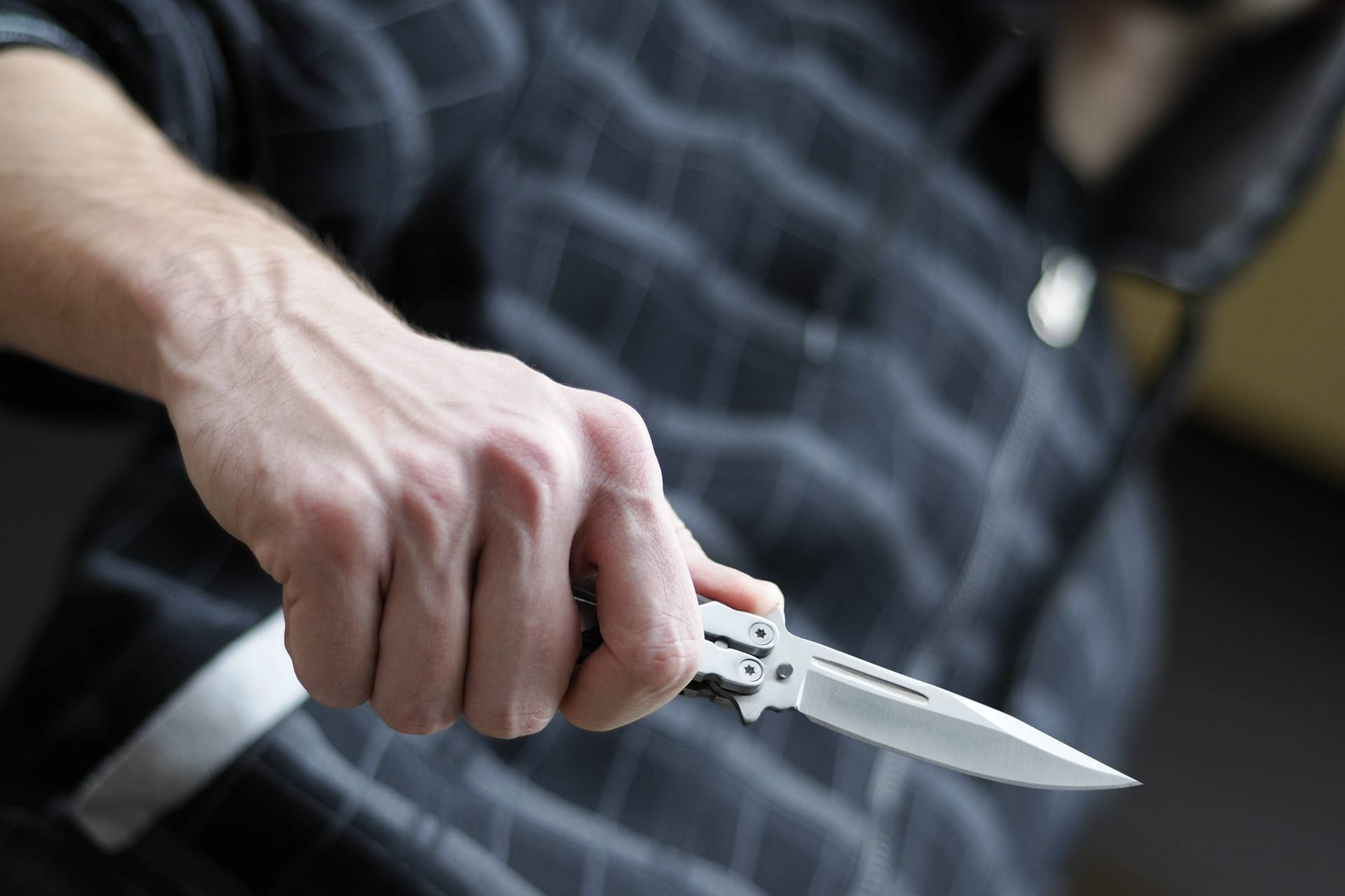 Ein Mann hält ein Messer in der Hand (Symbolbild): Das Opfer konnte das Krankenhaus inzwischen wieder verlassen.
