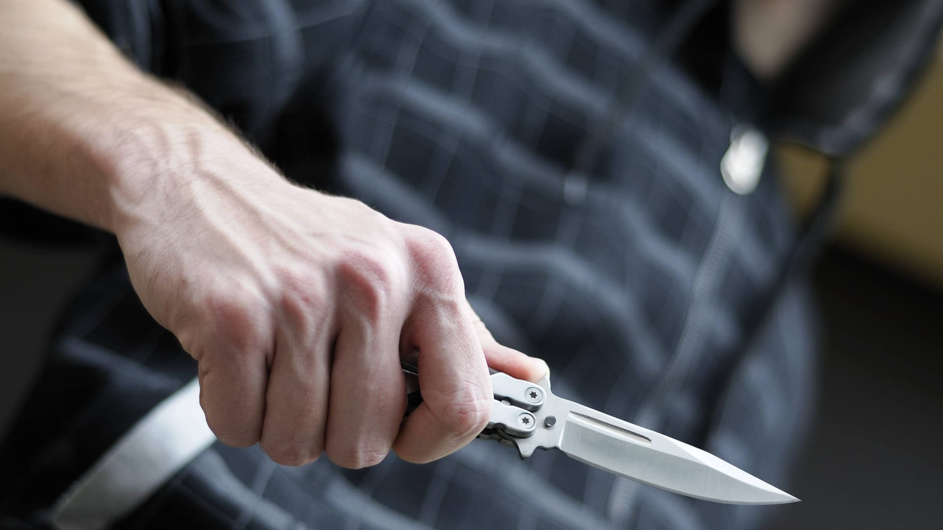 Ein Mann hält ein Messer in der Hand (Symbolbild): Das Opfer konnte das Krankenhaus inzwischen wieder verlassen. Ein Mann hält ein Messer in der Hand (Symbolbild): Das Opfer konnte das Krankenhaus inzwischen wieder verlassen.
