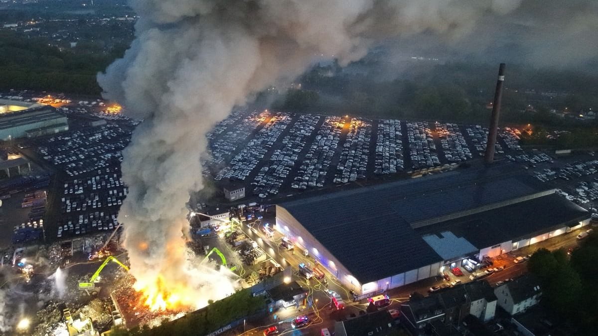 Flammen und Rauch in Katernberg (Archivbild): An Ostermontag brannte hier ein riesiger Schrottberg. Flammen und Rauch in Katernberg (Archivbild): An Ostermontag brannte hier ein riesiger Schrottberg.