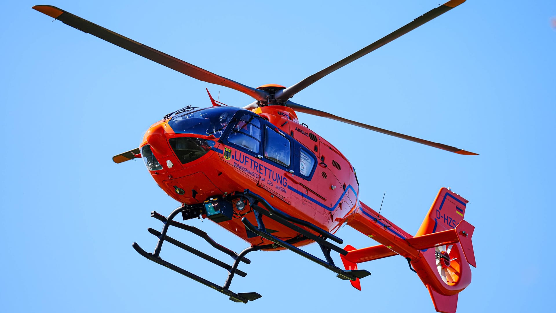 Ein Rettungshubschrauber im Einsatz (Symbolfoto): In Landshut ist eine 94-Jährige nach einer Attacke durch ihren Enkel verstorben. Ein Rettungshubschrauber im Einsatz (Symbolfoto): In Landshut ist eine 94-Jährige nach einer Attacke durch ihren Enkel verstorben.