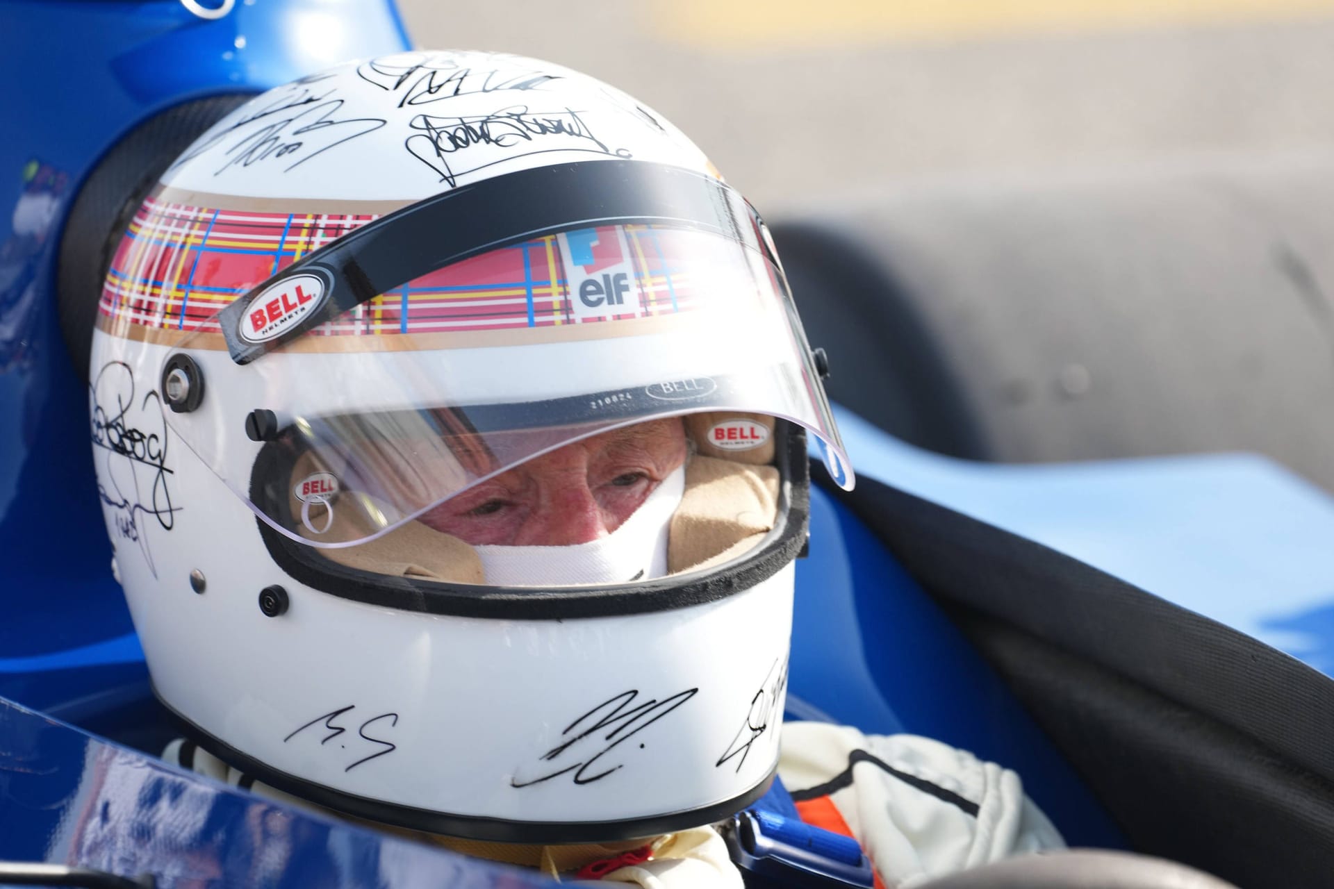 Aufmerksamkeit im Zusammenhang mit Michael Schumacher erregt Formel-1-Ikone Jackie Stewart im April 2025. Im Rahmen des Rennens in Bahrain dreht der Schotte einige Runden in einem seiner alten Formel-1-Autos und trägt dabei einen Helm mit den Unterschriften aller noch lebenden Weltmeister, der danach für einen guten Zweck versteigert wird. Auch Schumacher steuert seine Signatur (im Bild unten links) bei, wurde bei der Unterschrift von Frau Corinna unterstützt. Aufmerksamkeit im Zusammenhang mit Michael Schumacher erregt Formel-1-Ikone Jackie Stewart im April 2025. Im Rahmen des Rennens in Bahrain dreht der Schotte einige Runden in einem seiner alten Formel-1-Autos und trägt dabei einen Helm mit den Unterschriften aller noch lebenden Weltmeister, der danach für einen guten Zweck versteigert wird. Auch Schumacher steuert seine Signatur (im Bild unten links) bei, wurde bei der Unterschrift von Frau Corinna unterstützt.