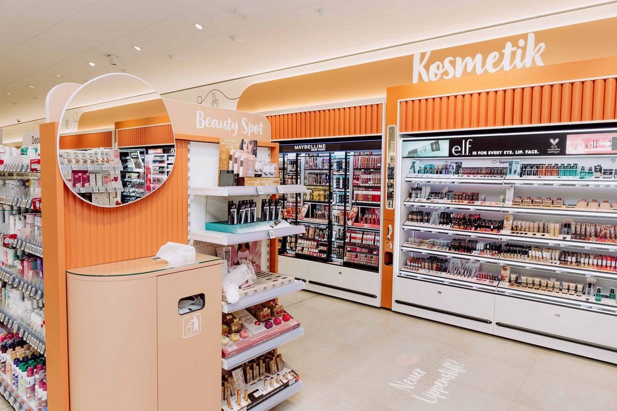 Kosmetikabteilung bei Rossmann neuerdings in Orange: Die Farbe soll eine wärmere Atmosphäre schaffen. Ein Schminktisch soll es Kundinnen leichter machen, Produkte auszuprobieren.