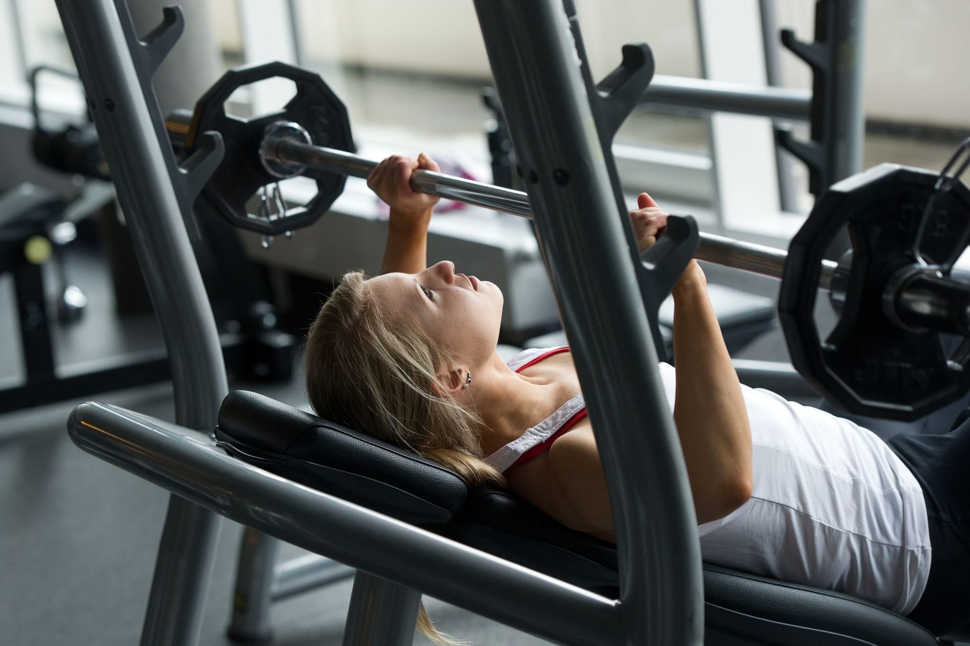 Eine Frau macht Krafttraining im Fitnessstudio