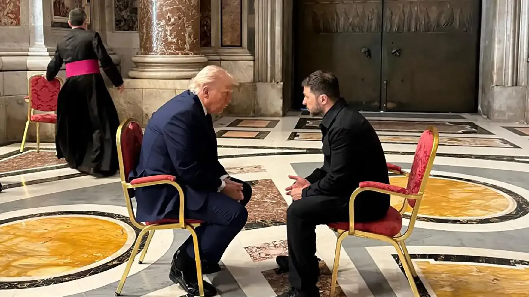 Trump und Selenskyj treffen sich zu einem Gespräch im Petersdom.