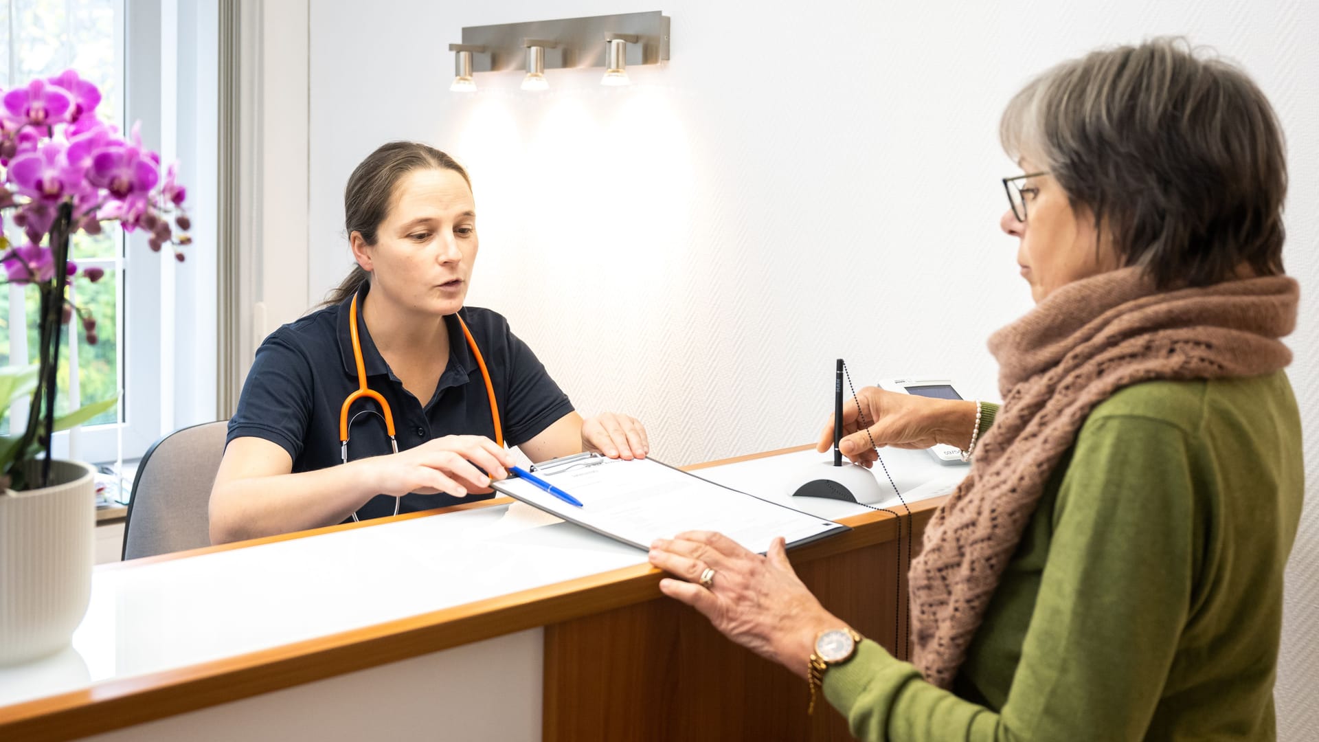 Eine Patientin wird in einer Praxis beraten: Die gesetzlichen Krankenkassen stehen unter finanziellem Druck. Eine Patientin wird in einer Praxis beraten: Die gesetzlichen Krankenkassen stehen unter finanziellem Druck.