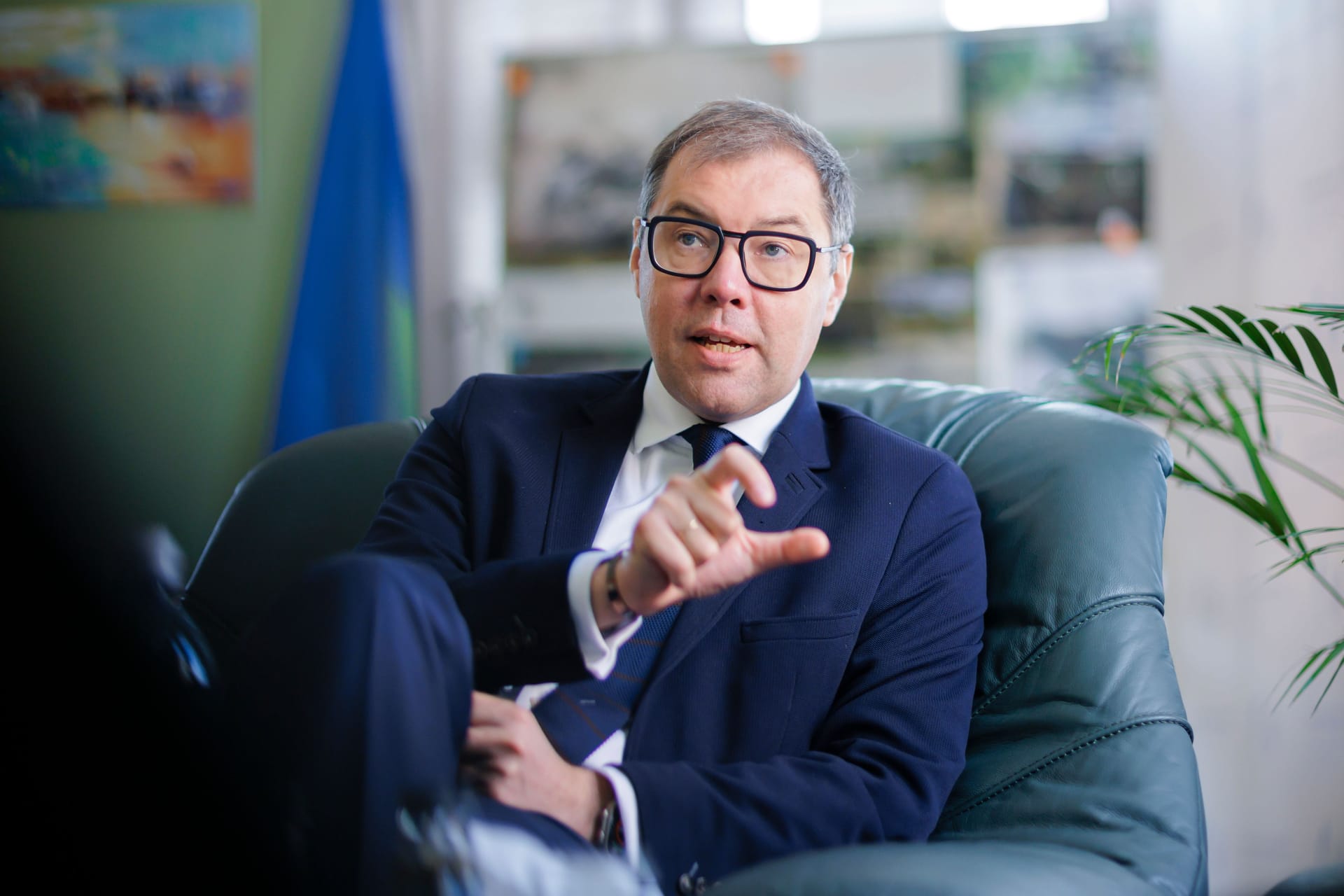Oleksij Makejew: Der ukrainische Botschafter in Deutschland spricht sich gegen Gebietsabtretungen an Russland und für eine deutsche Führungsrolle bei der Unterstützung der Ukraine aus.