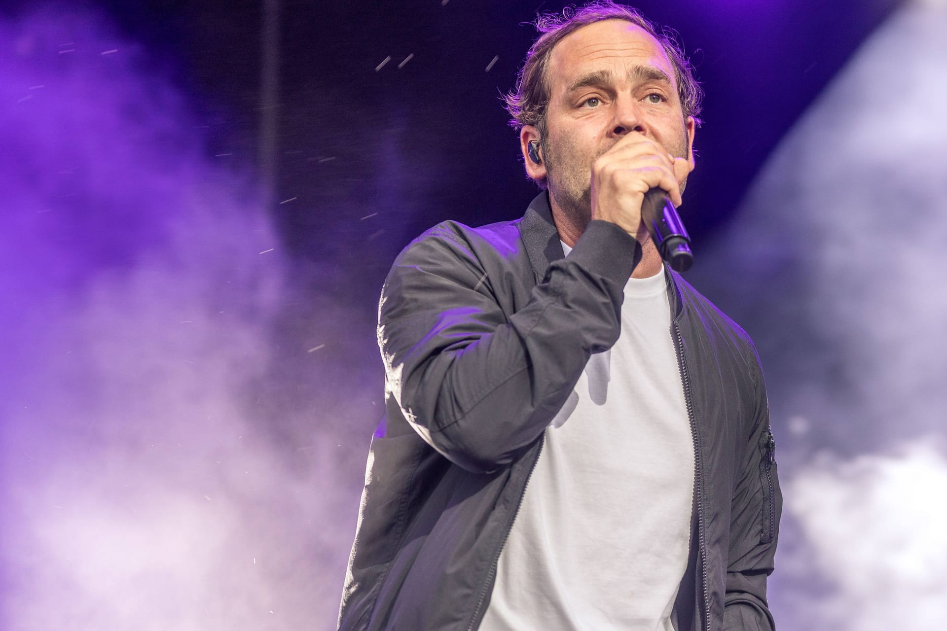 Axel Bosse steht auf der Bühne (Archivbild): Der Wahl-Hamburger feiert 2025 sein 20-jähriges Jubiläum als Musiker.