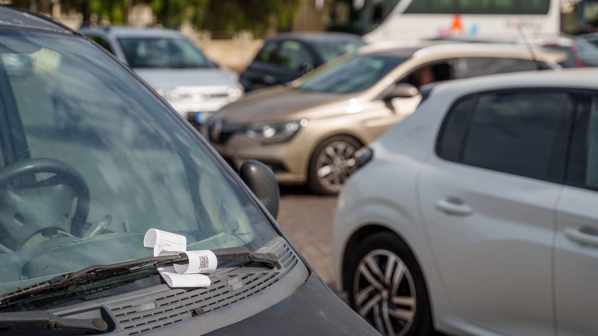 Knöllchen an einem Auto (Symbolbild): Es handelt sich doch nicht um Betrug.