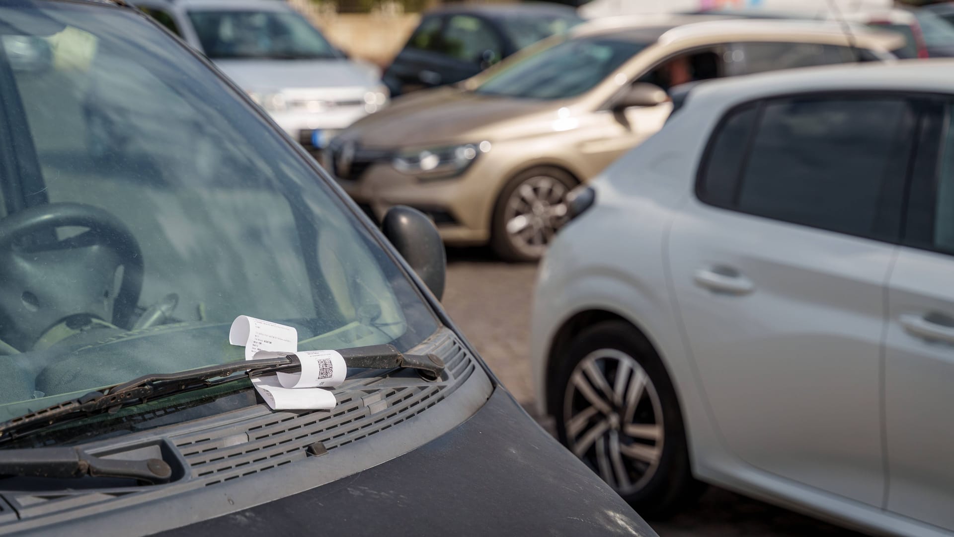 Knöllchen an einem Auto (Symbolbild): Es handelt sich doch nicht um Betrug.