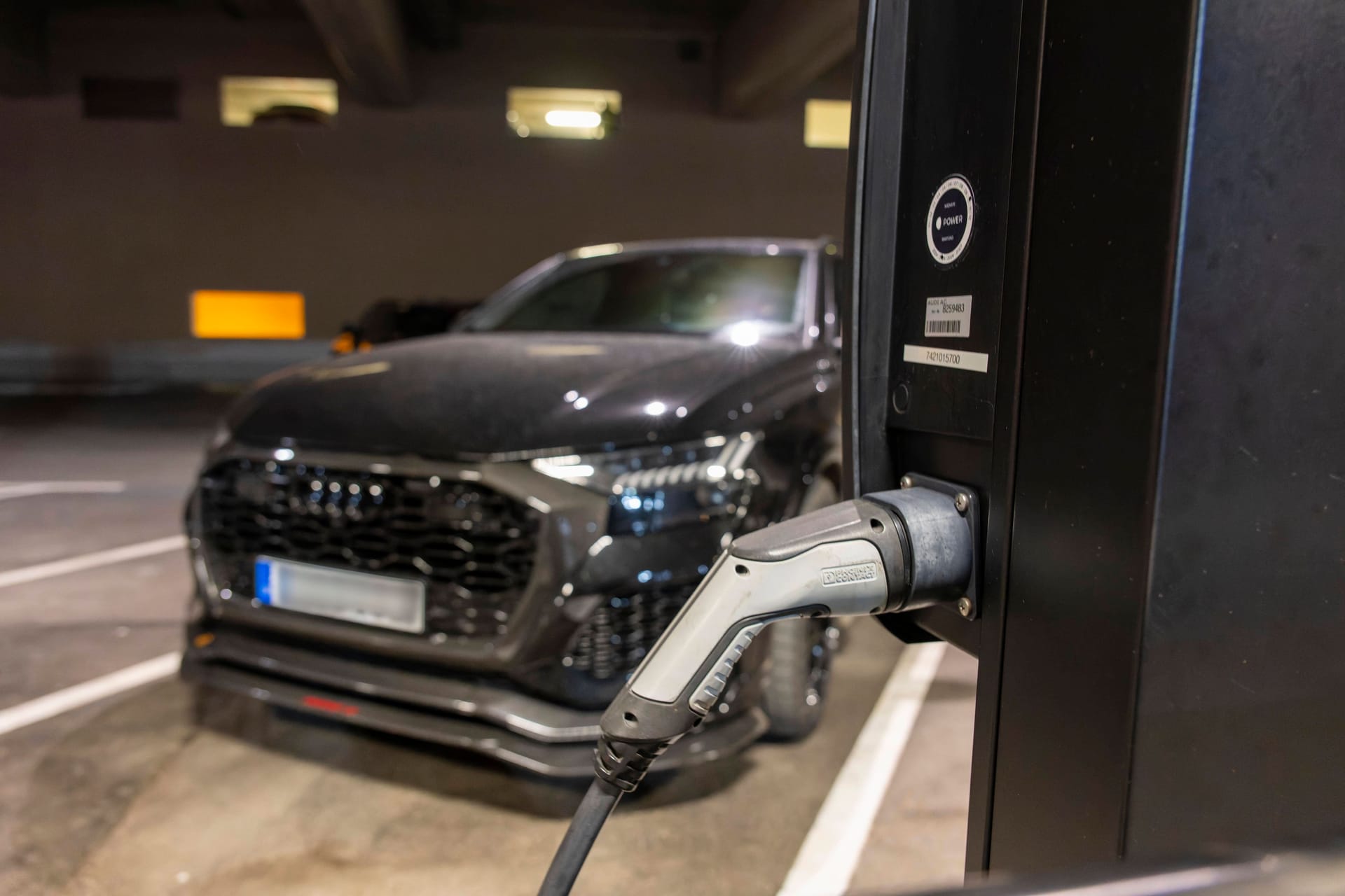Ein E-Auto lädt im Parkhaus der Allianz Arena (Archivbild):