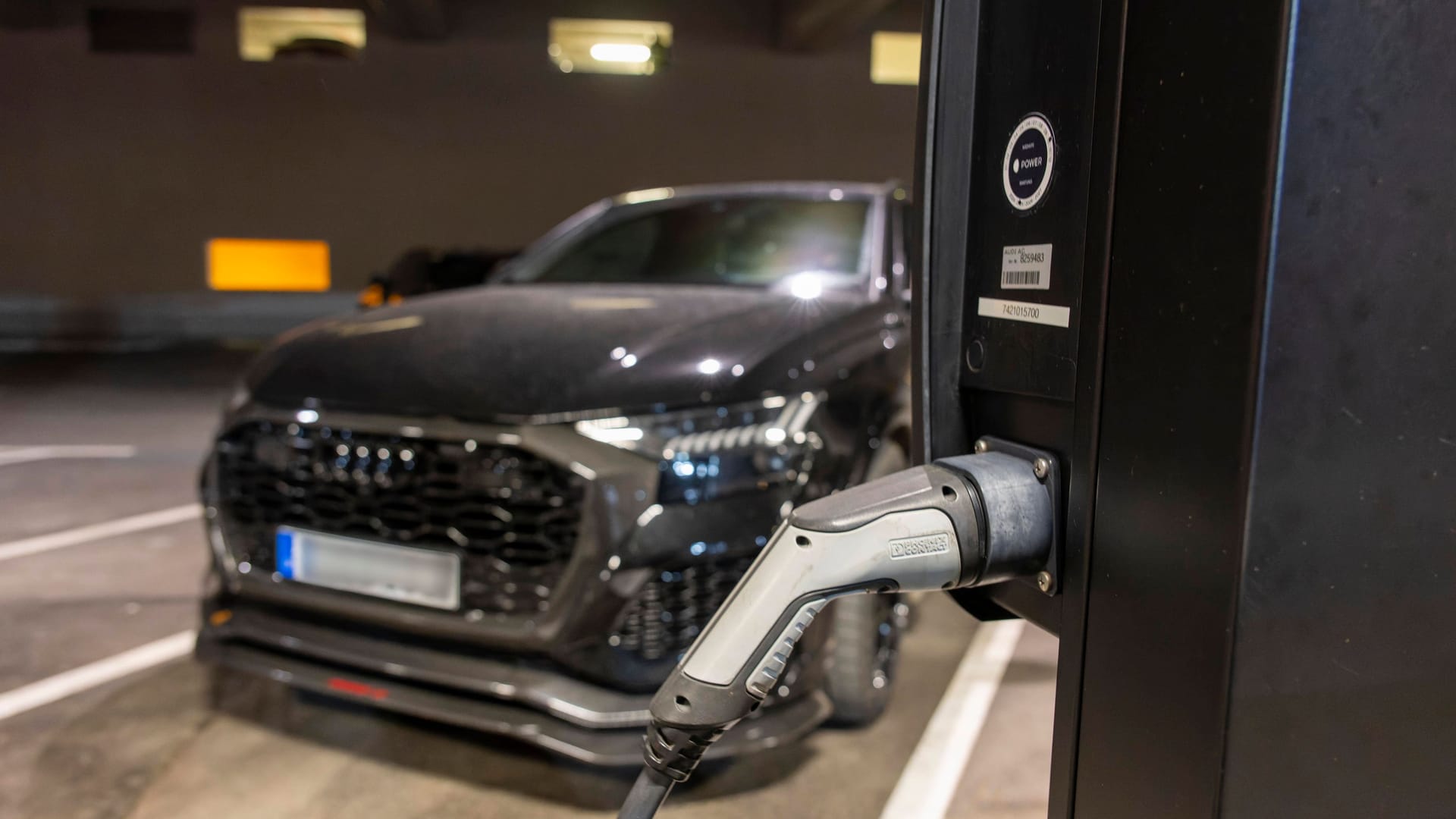 Ein E-Auto lädt im Parkhaus der Allianz Arena (Archivbild):