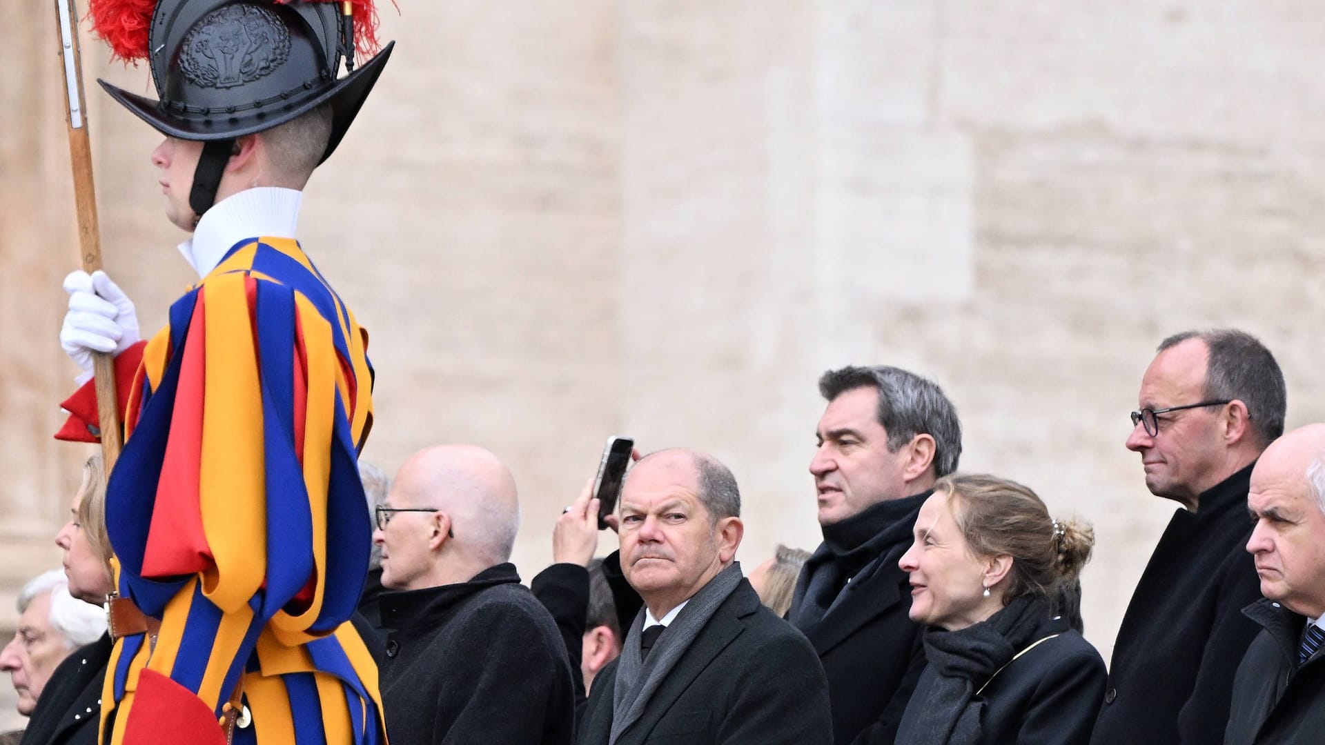 Friedrich Merz (Archivbild): Bei der Beerdigung des emeritierten Papst Benedikt XVI. war er noch anwesend.